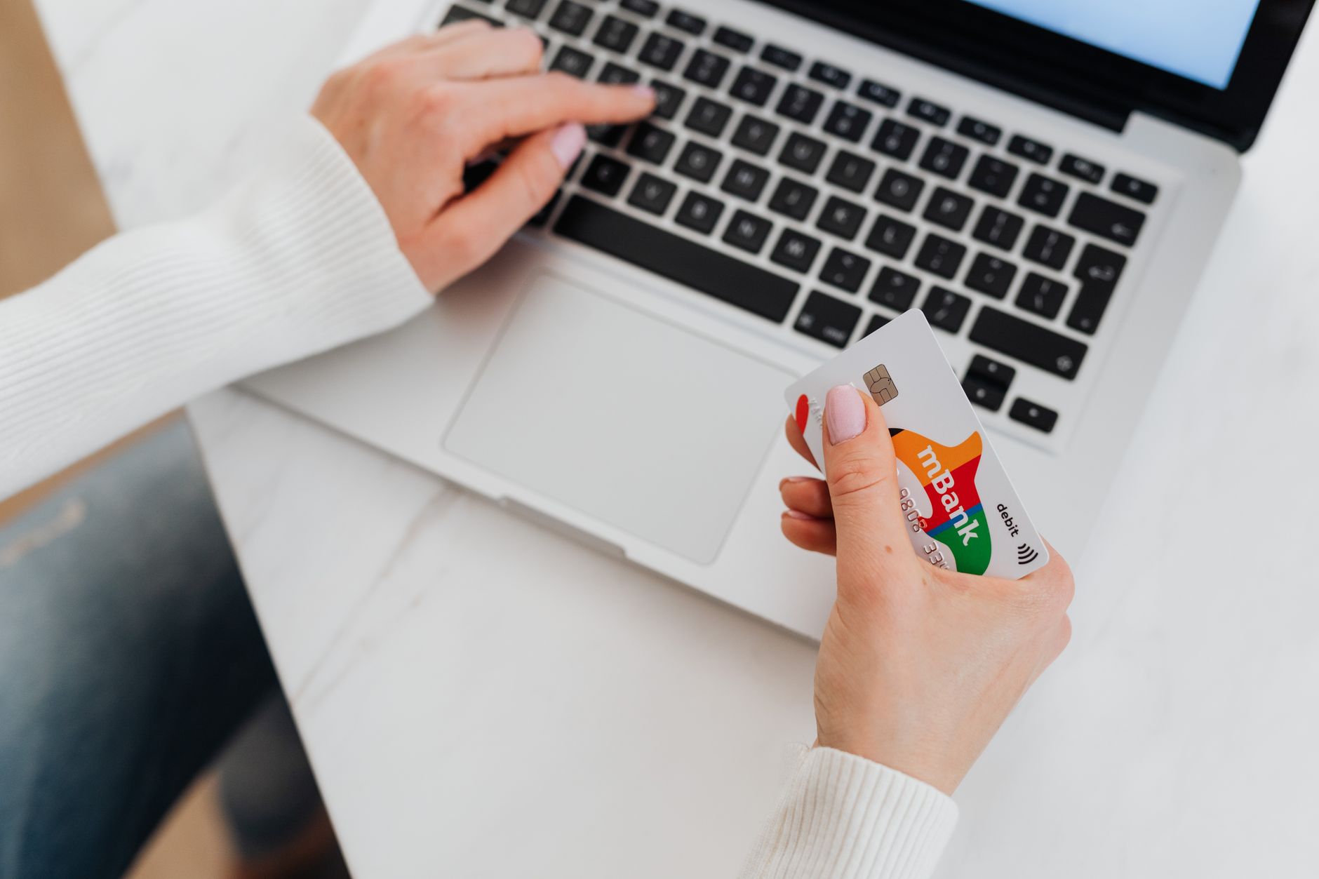 Raiffeisen Bank România va despăgubi o clientă după ce nu a blocat contul în urma unui atac de phishing