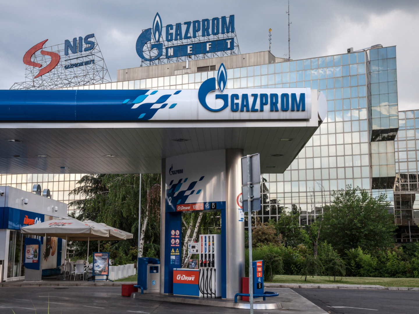 Benzinăriile Gazprom din România sunt preluate de Argenta SRL, firma deținută de Adrian Crețoiu și Iulian Stanciu
