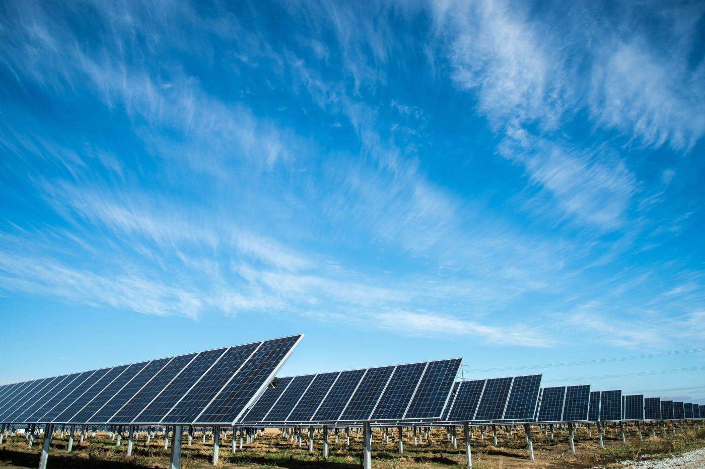 China propune restricții la exportul a 12 tehnologii esențiale pentru producția de panouri solare