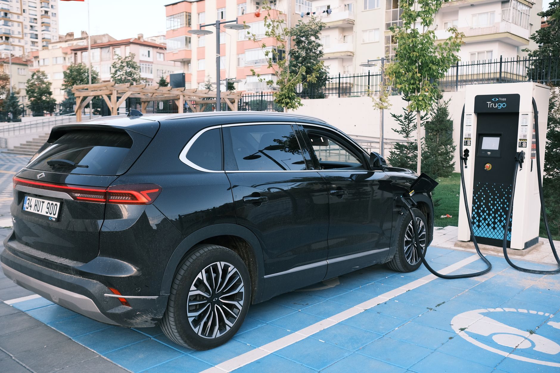 BYD va lansa în Europa un SUV electric de 7 locuri cu încărcare ultra-rapidă și autonomie mare