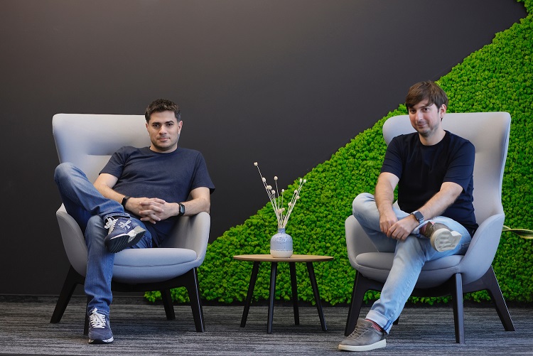 FlowX.AI, fondată de români, se aliază cu gigantul american Sutherland pentru implementarea agenților AI