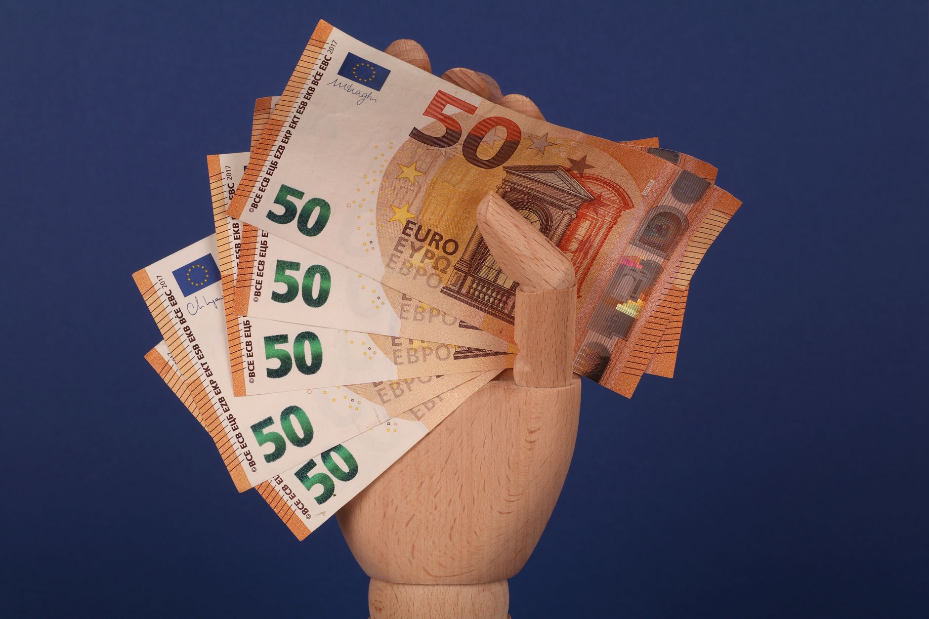Cursul euro față de leu: volatilitate pe piața interbancară în contextul formării noului Guvern
