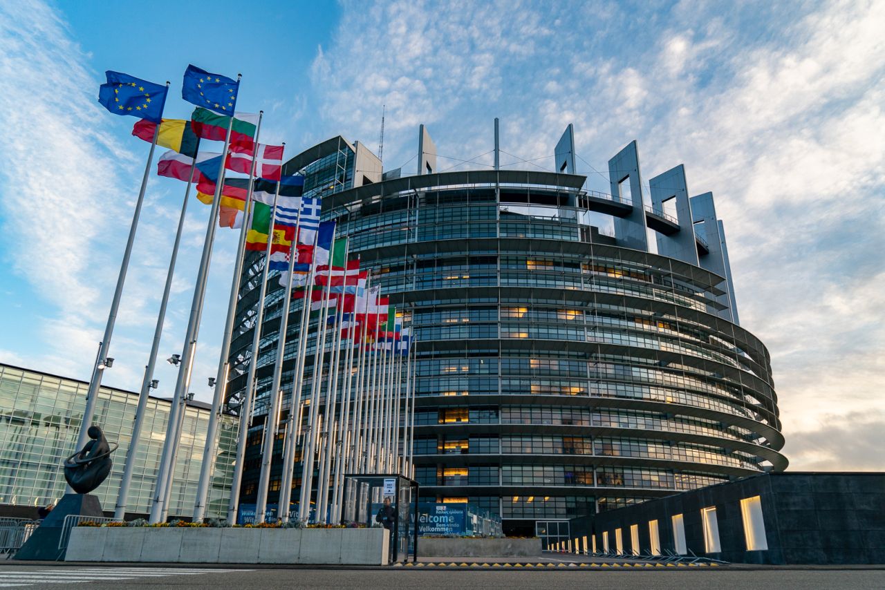 Parlamentul European amână interdicția mașinilor cu ardere internă după anul 2035