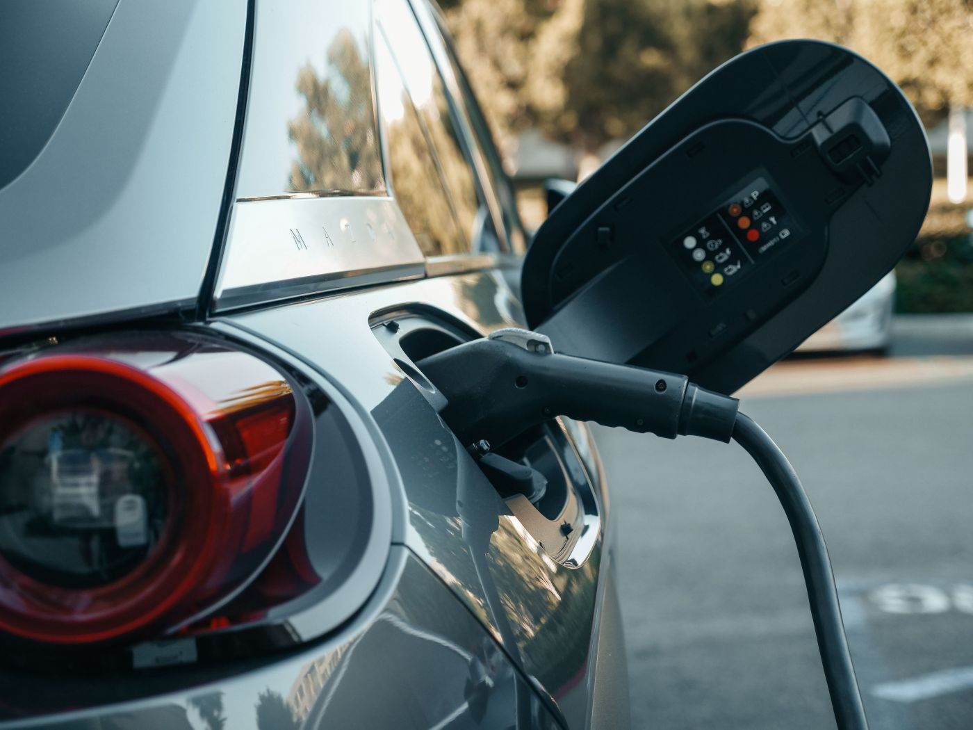 Volkswagen recheamă peste 72.000 de mașini electrice din cauza unor defecte la baterii