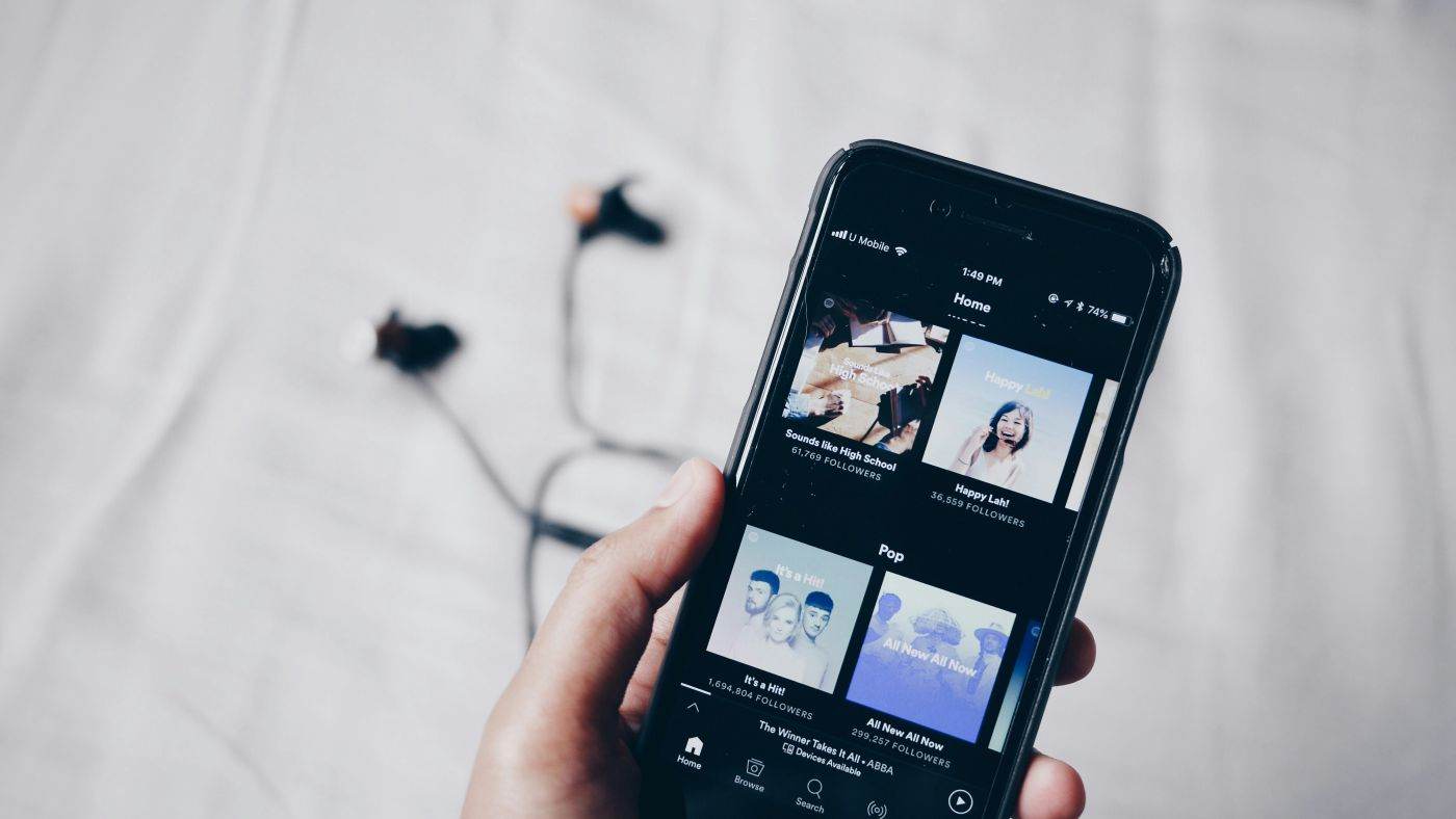 Spotify elimină milioane de melodii generate de inteligență artificială din playlist-urile recomandate