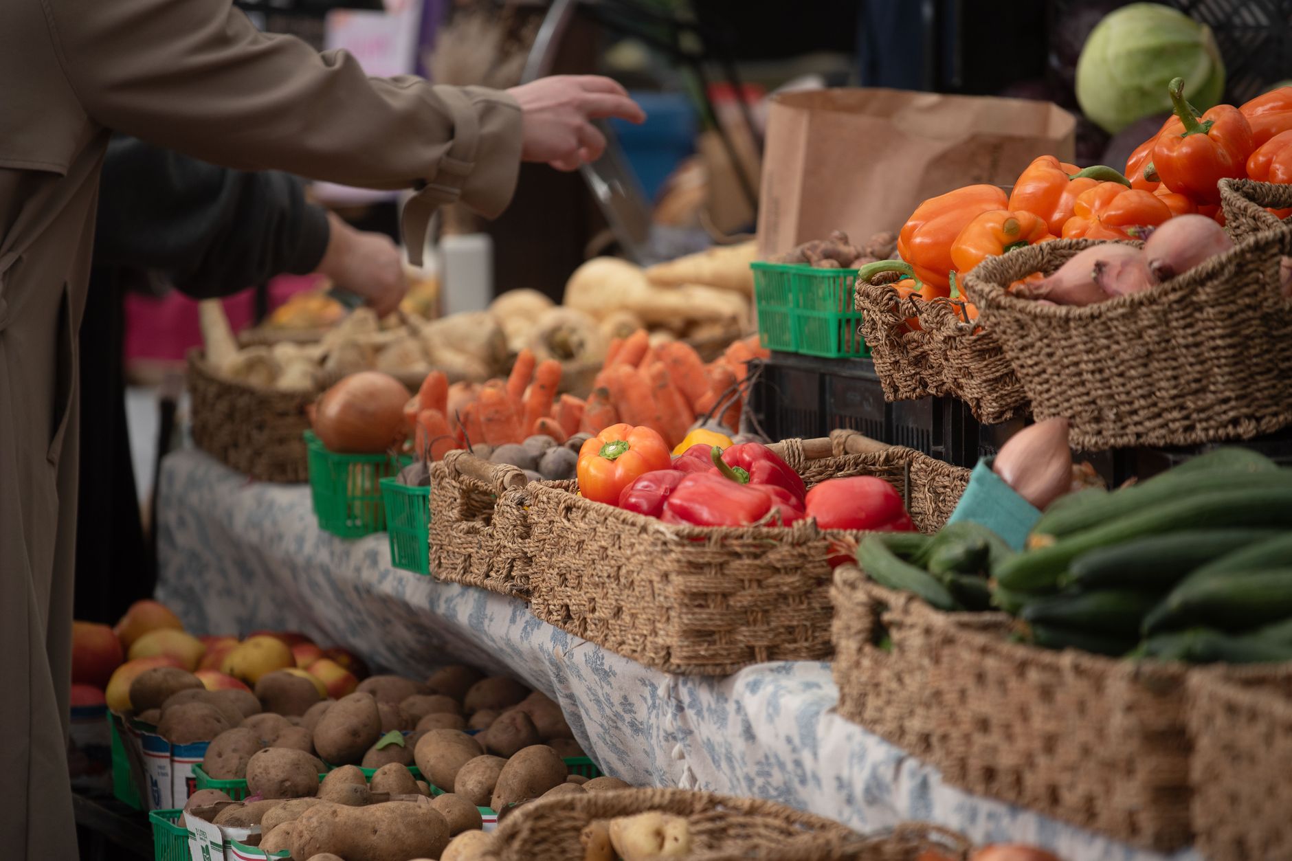 Alin Șerban și Călin Costinaș lansează Hambar, o platformă de livrări pentru produse locale