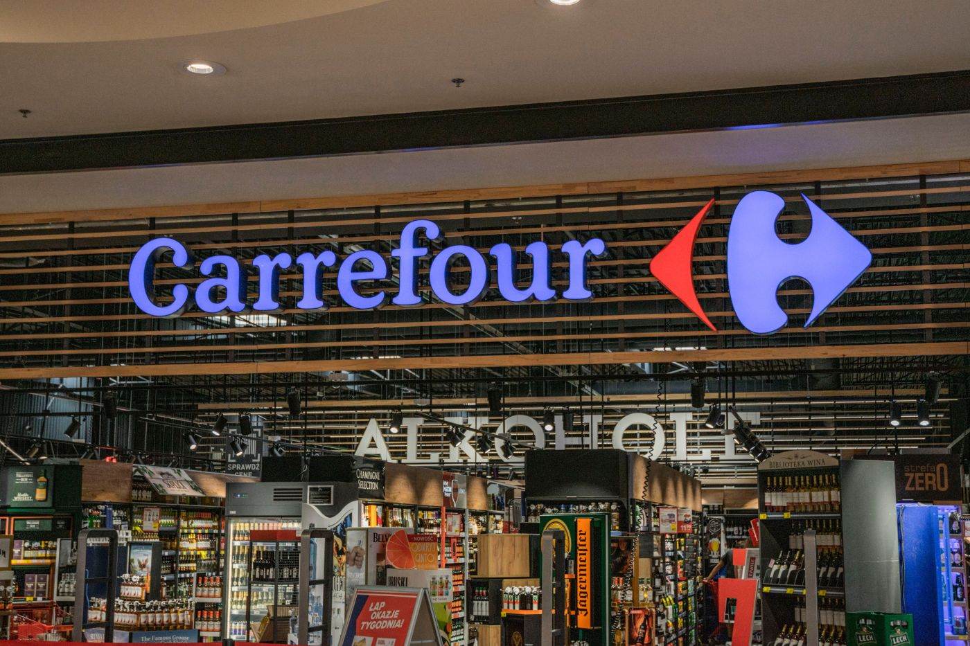 Acțiunile Carrefour au scăzut la Paris după revizuirea prognozelor financiare pe fondul tulburărilor din Franța
