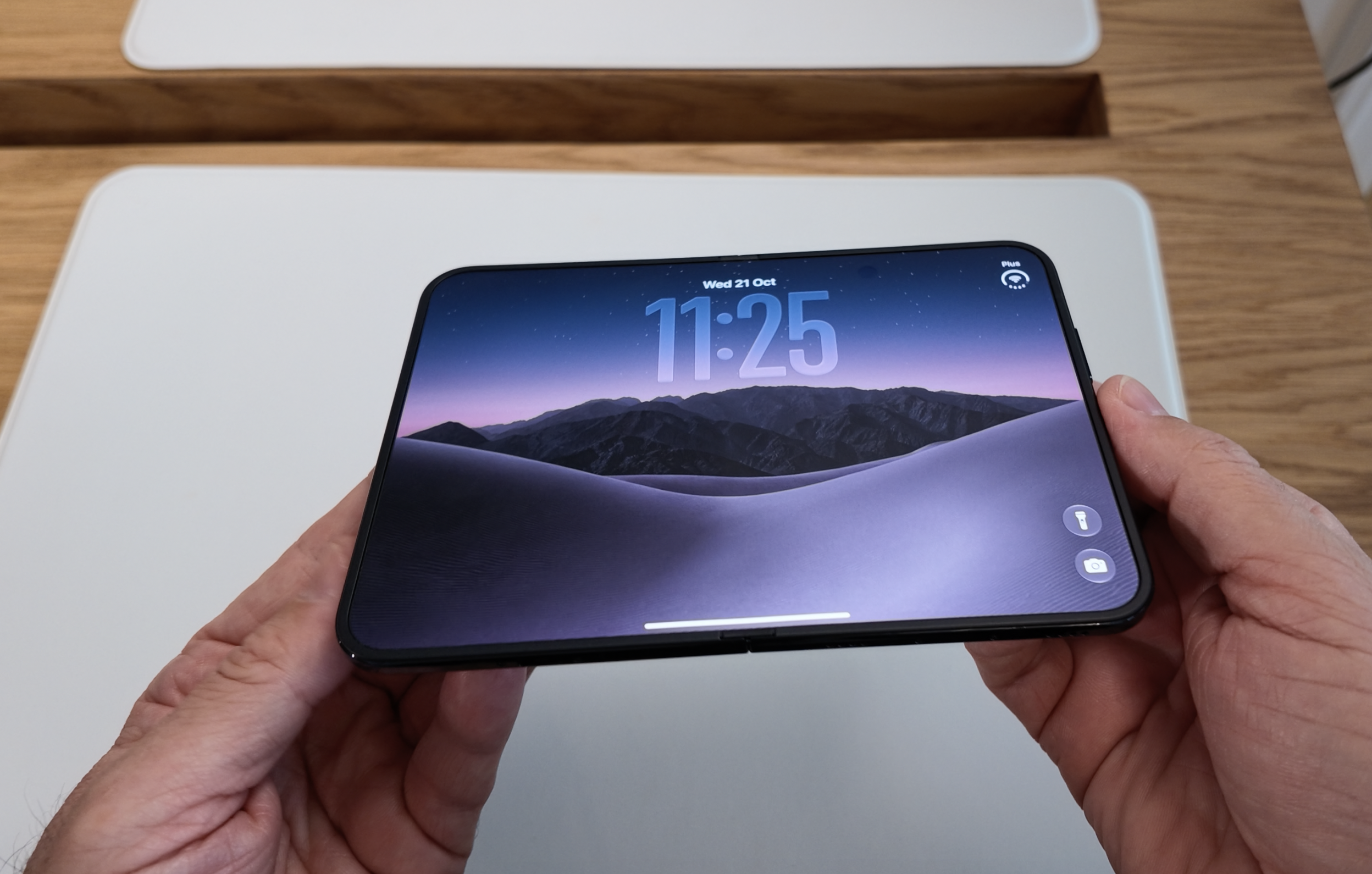 Apple lansează iPhone Duo, primul smartphone pliabil: prețuri de peste 12.000 de lei în România