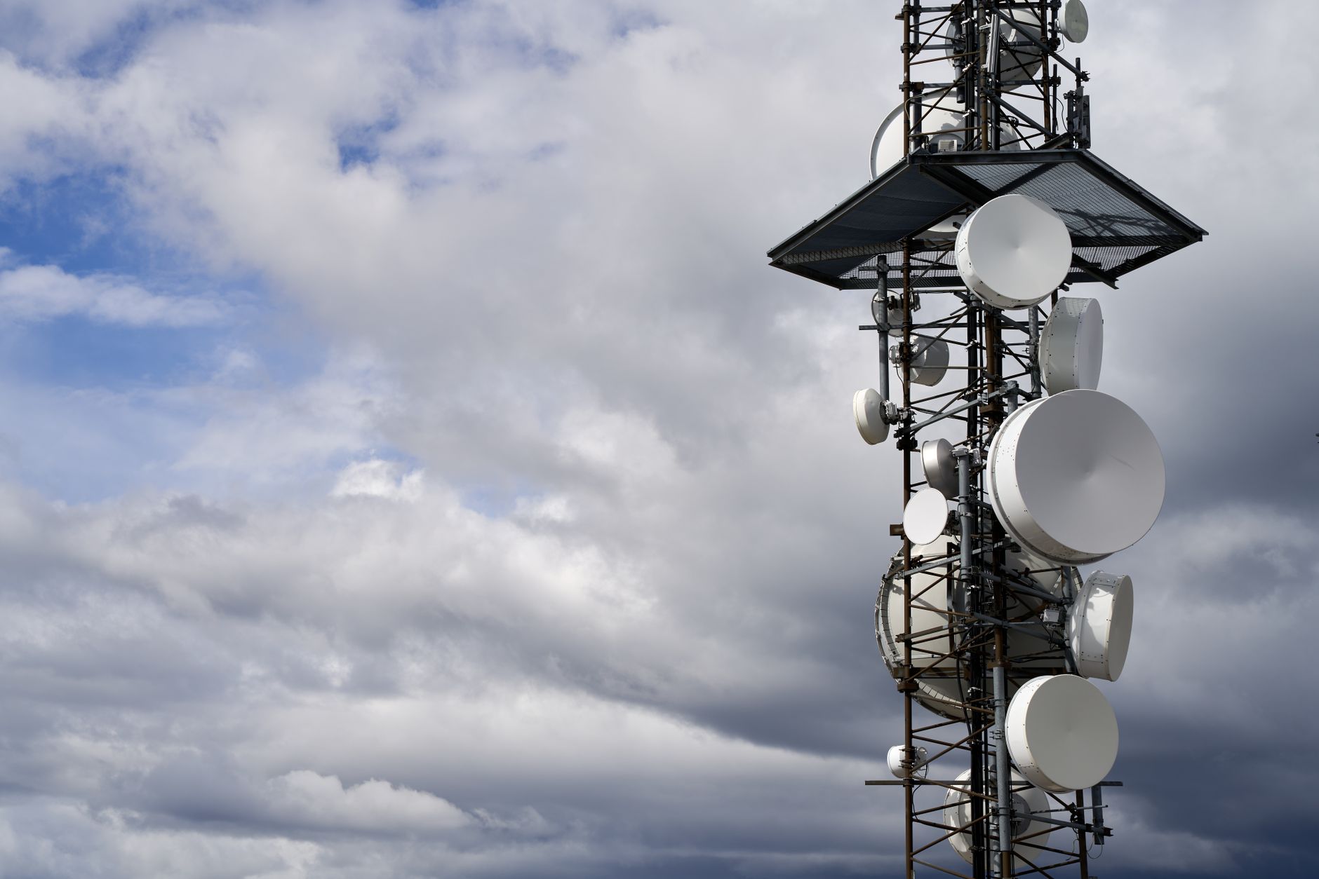 Operatorii europeni de telecomunicații vor să creeze o alternativă la serviciile Starlink ale lui Elon Musk