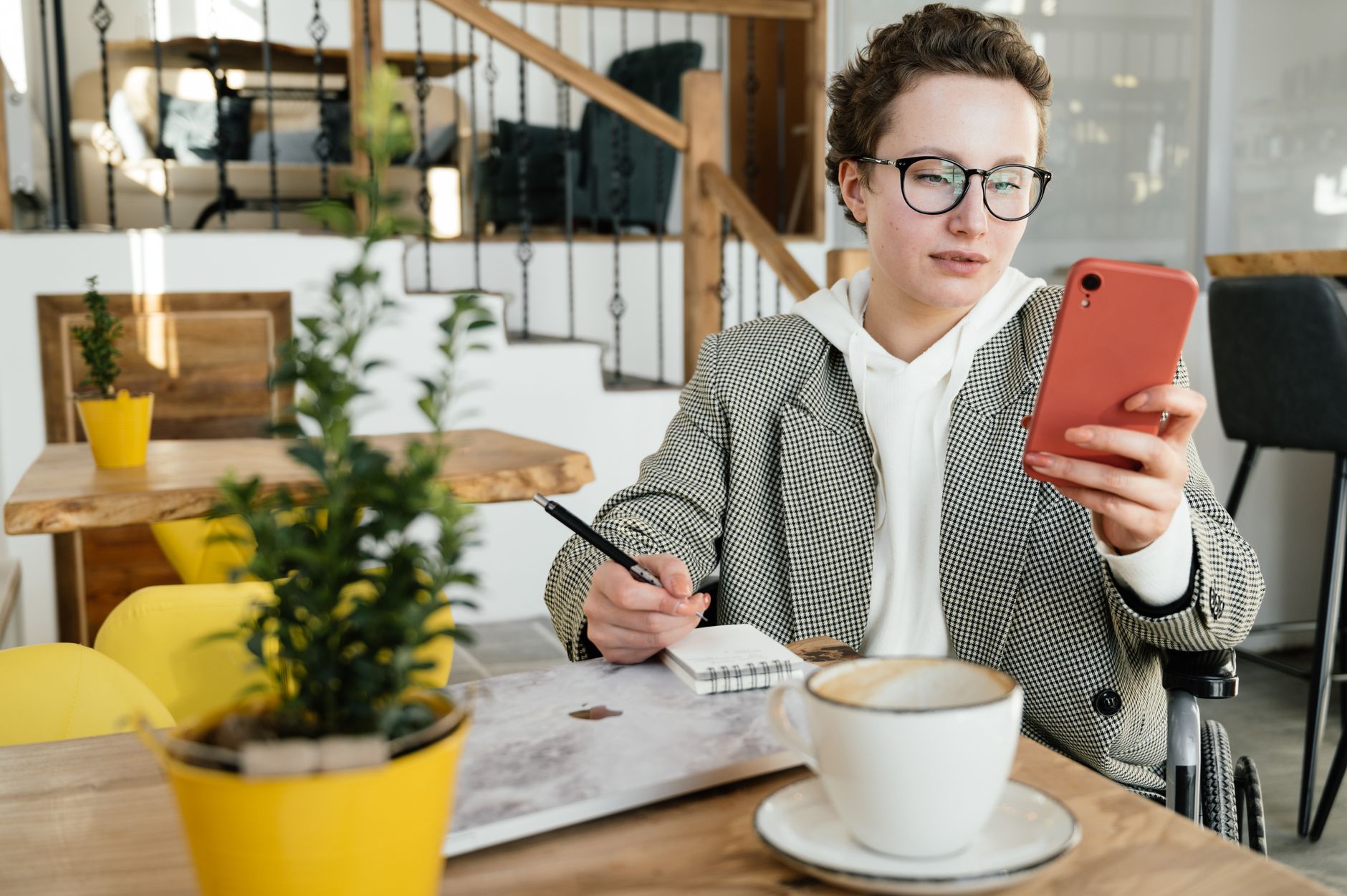 Asistentul AI iZi al eMAG a generat peste 100 de milioane de lei în șase luni