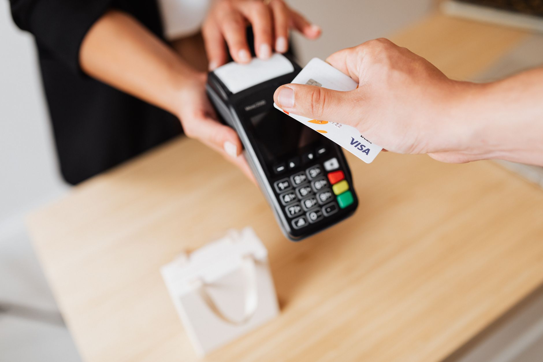 Salt Bank introduce pe piață primul card de credit cu funcție de transformare a plăților de debit în rate