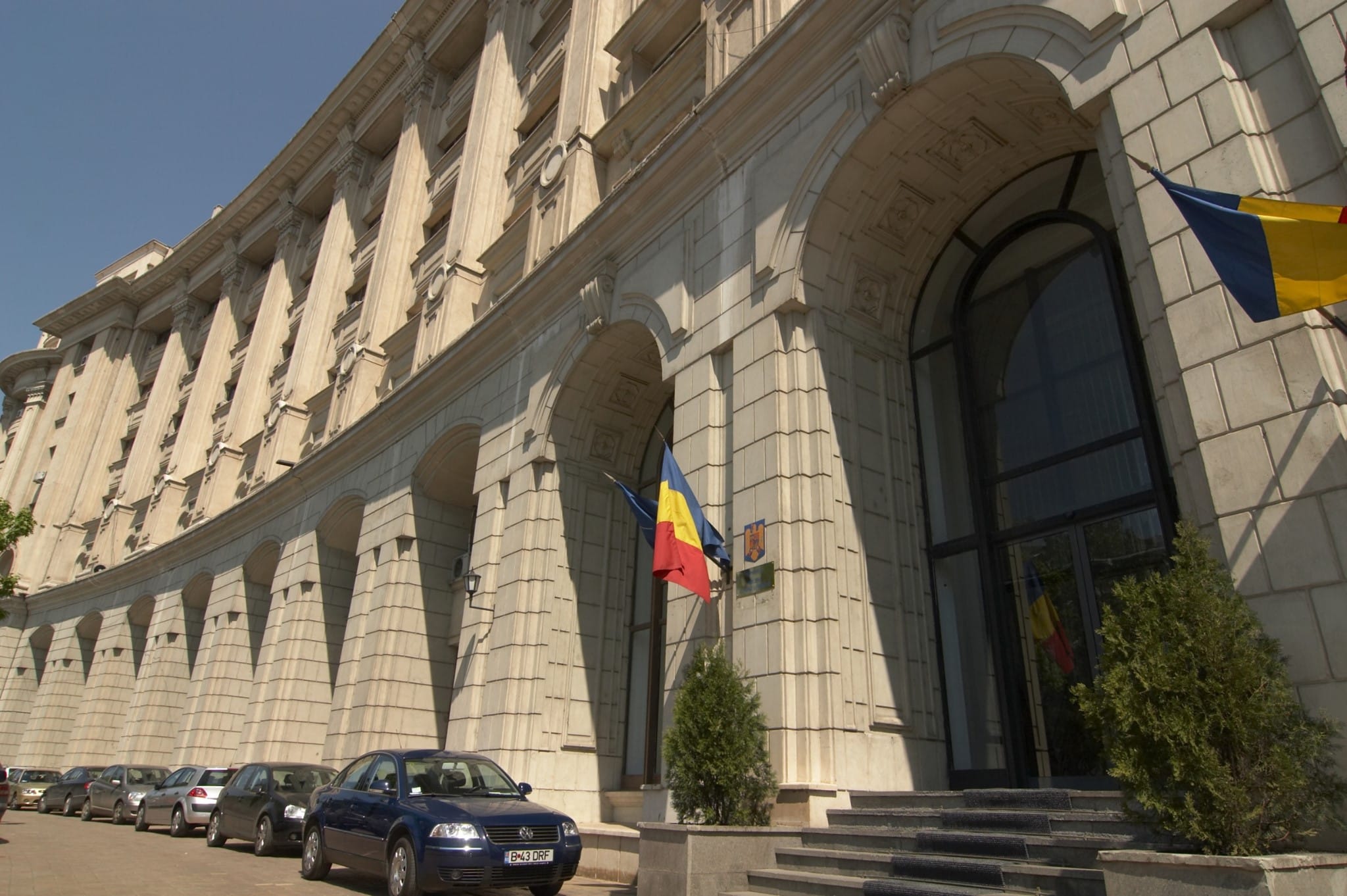 Riscul de downgrade al ratingului României: impact asupra costurilor de finanțare și a investitorilor