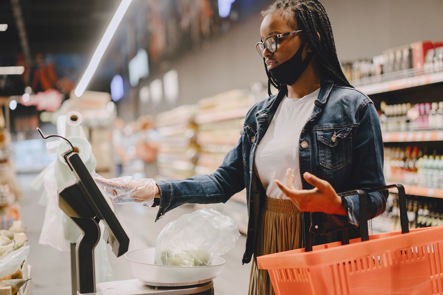 Retailul revine la casieri: Casele automate generează pierderi cu 22% mai mari decât previziunile
