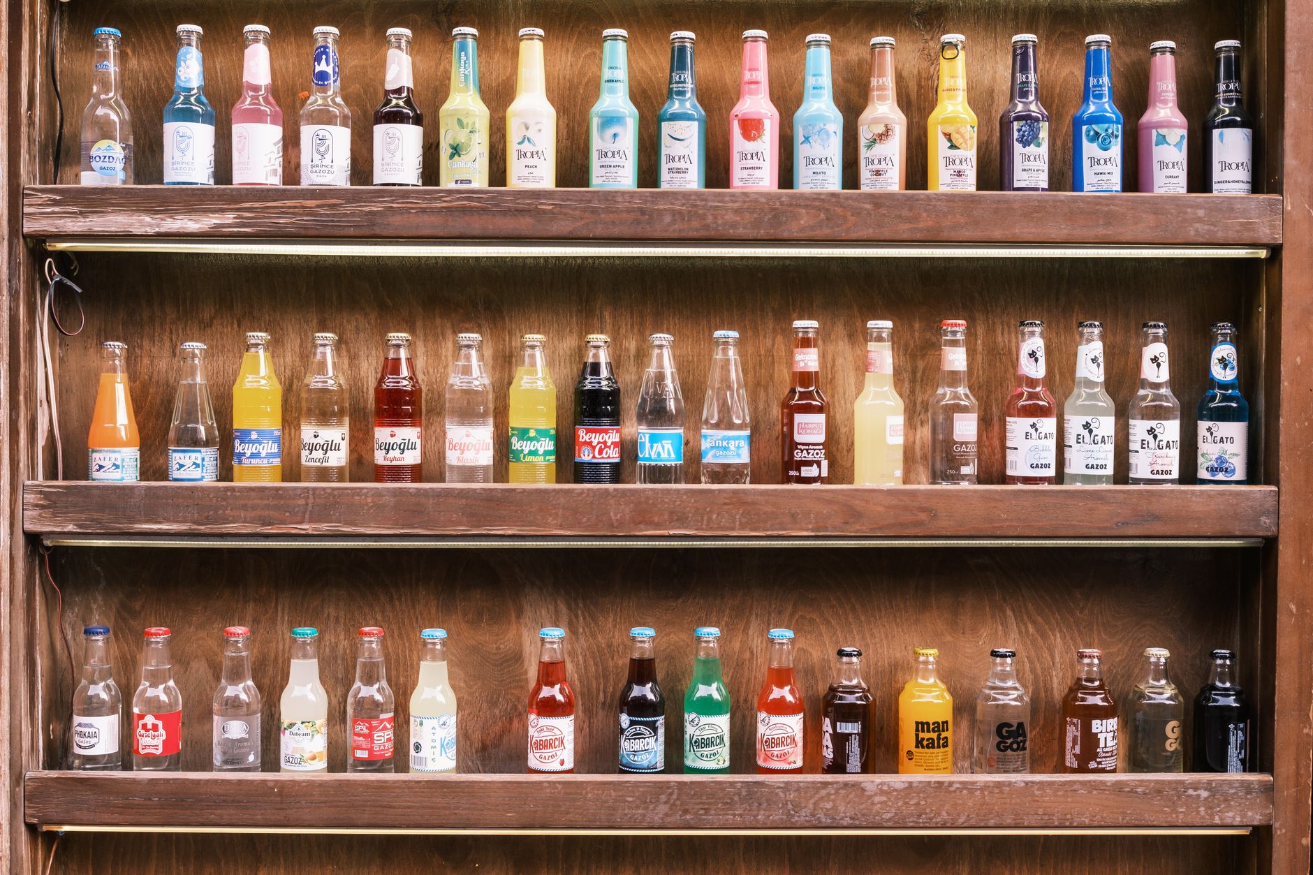Coca-Cola, Nestlé și Danone vor schimba etichetele sticlelor de plastic după presiunile europene