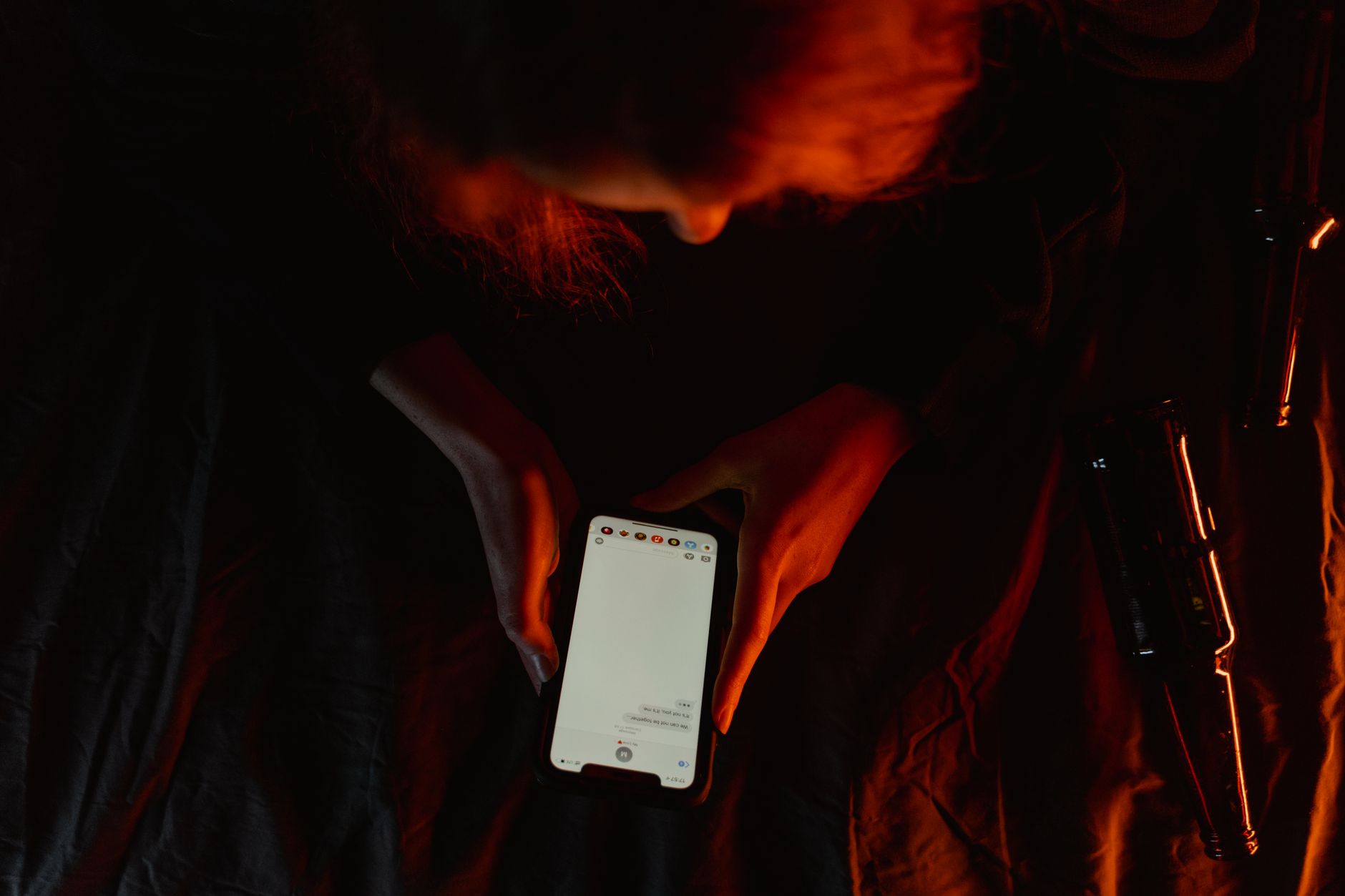 Campanie masivă de atacuri cibernetice asupra utilizatorilor de iPhone pentru furtul de criptomonede