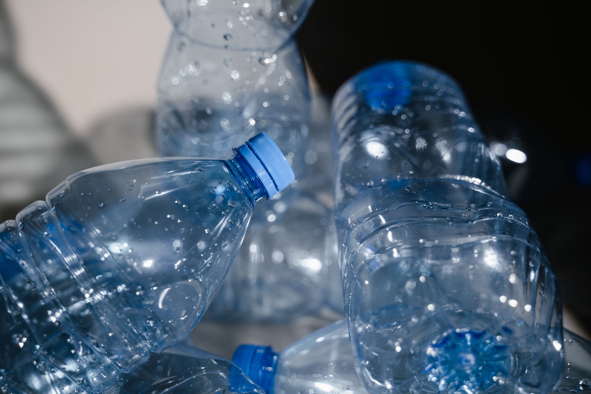 Coca-Cola, Nestlé și Danone vor schimba etichetele pentru a evita inducerea în eroare privind reciclarea plasticului