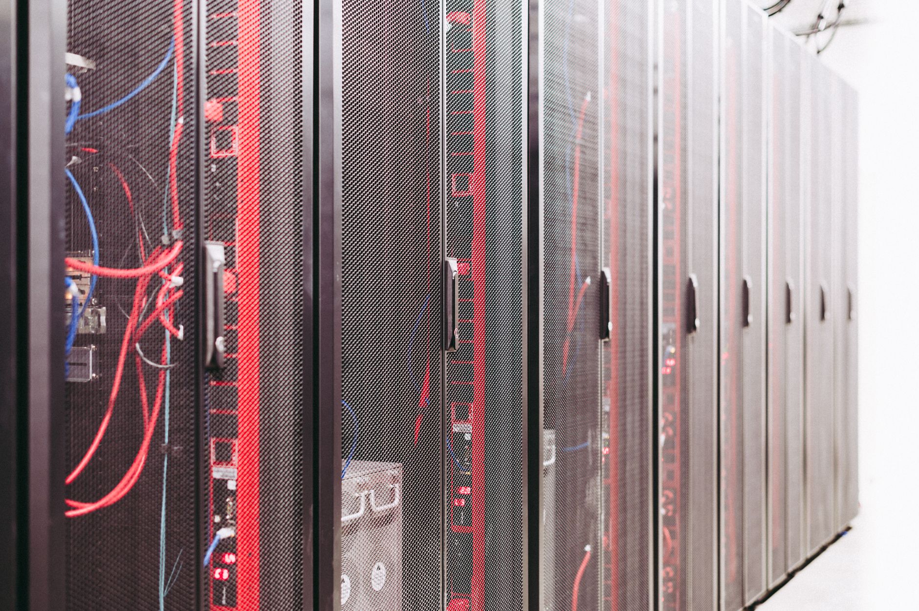 Amazon Web Services își contractează aproape toată capacitatea de calcul până în anul 2027