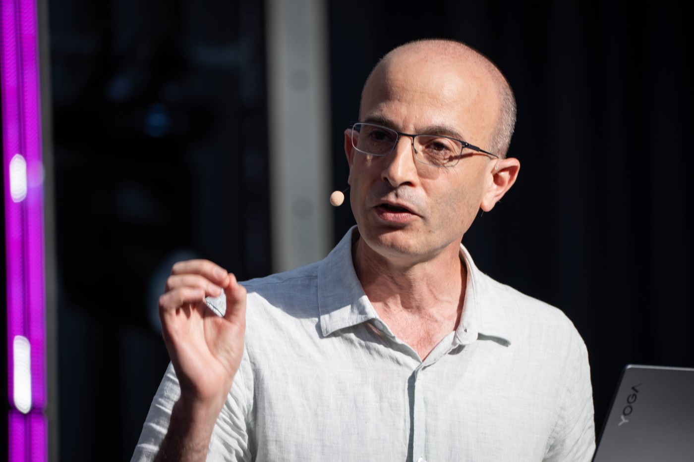 Yuval Noah Harari avertizează: Inteligența artificială ar putea crea sisteme pe care oamenii nu le vor înțelege