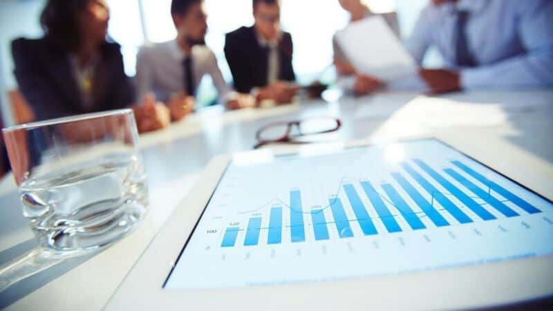 Companiile mijlocii din România generează peste 17% din valoarea adăugată a economiei