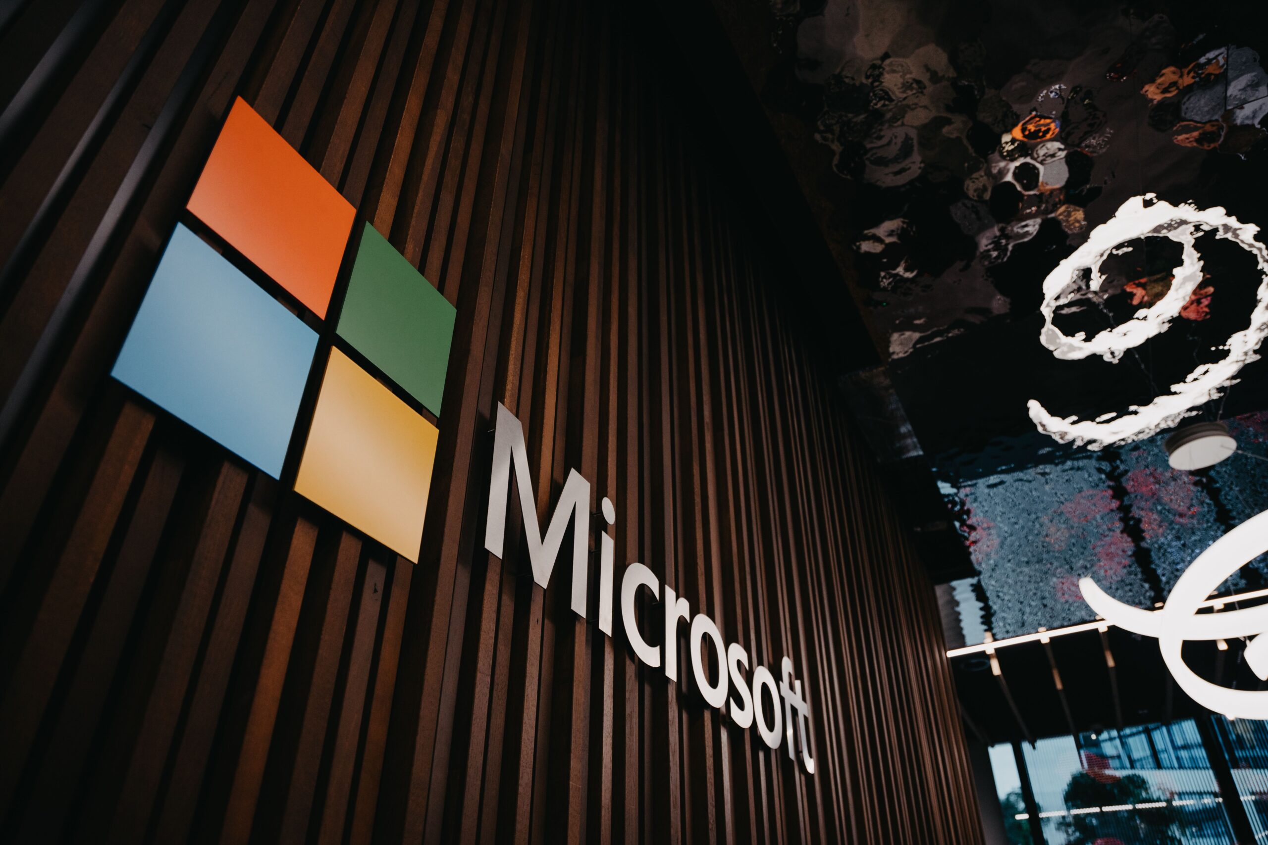 Microsoft reduce costurile cu personalul pentru a finanța investițiile masive în inteligența artificială