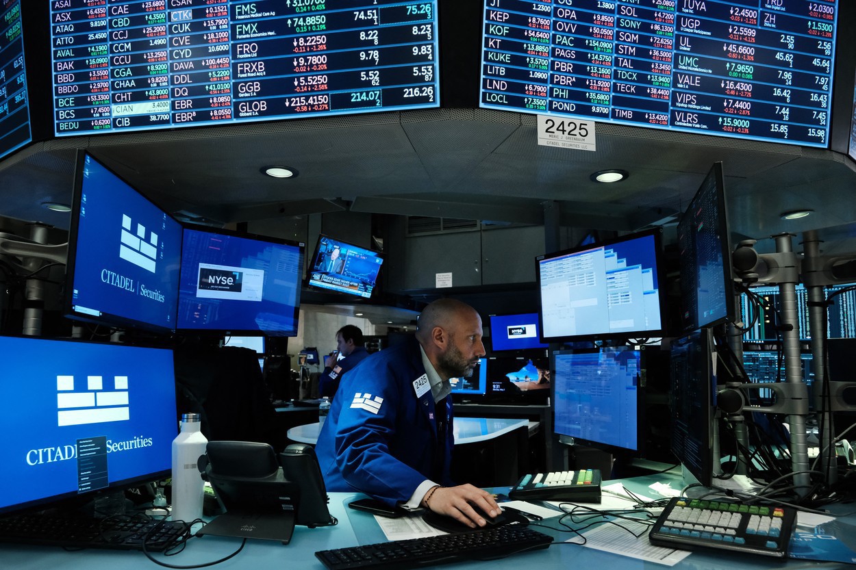 Schimbare de paradigmă pe Wall Street: Investitorii renunță la cipuri pentru producătorii de bunuri de consum
