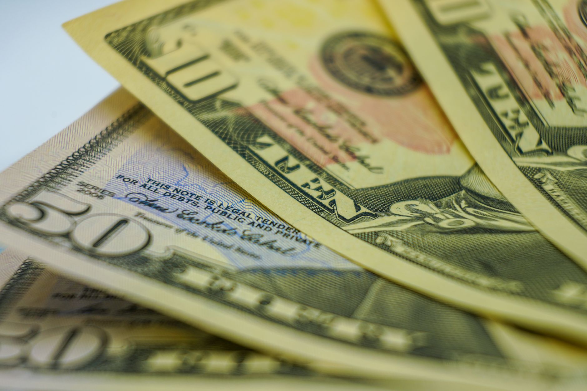 Cursul valutar: Euro și dolarul s-au apreciat față de leu, în timp ce aurul a înregistrat o creștere