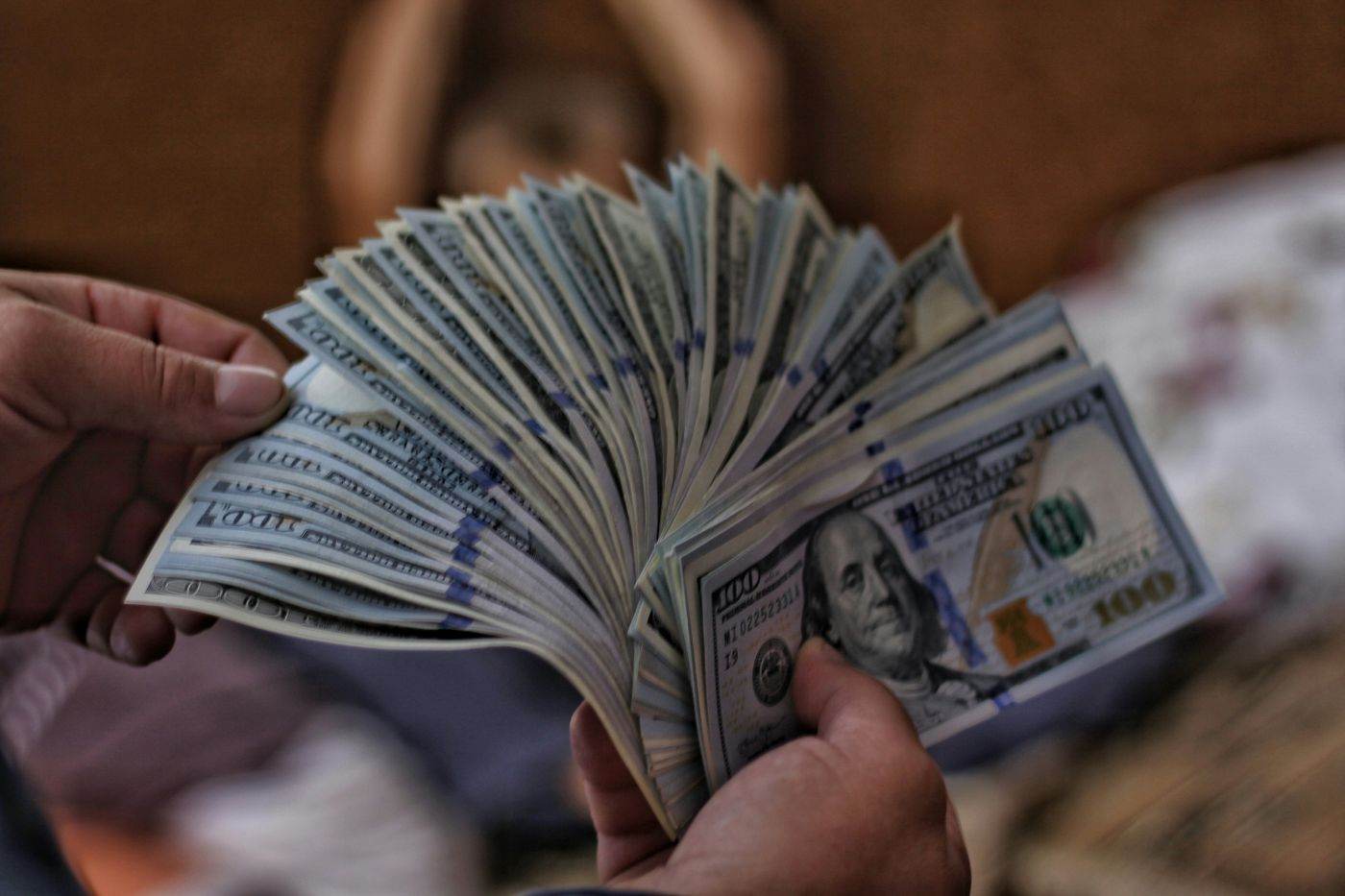 Dolarul american rămâne aproape de nivelul maxim din ultimele două săptămâni înainte de decizia Fed