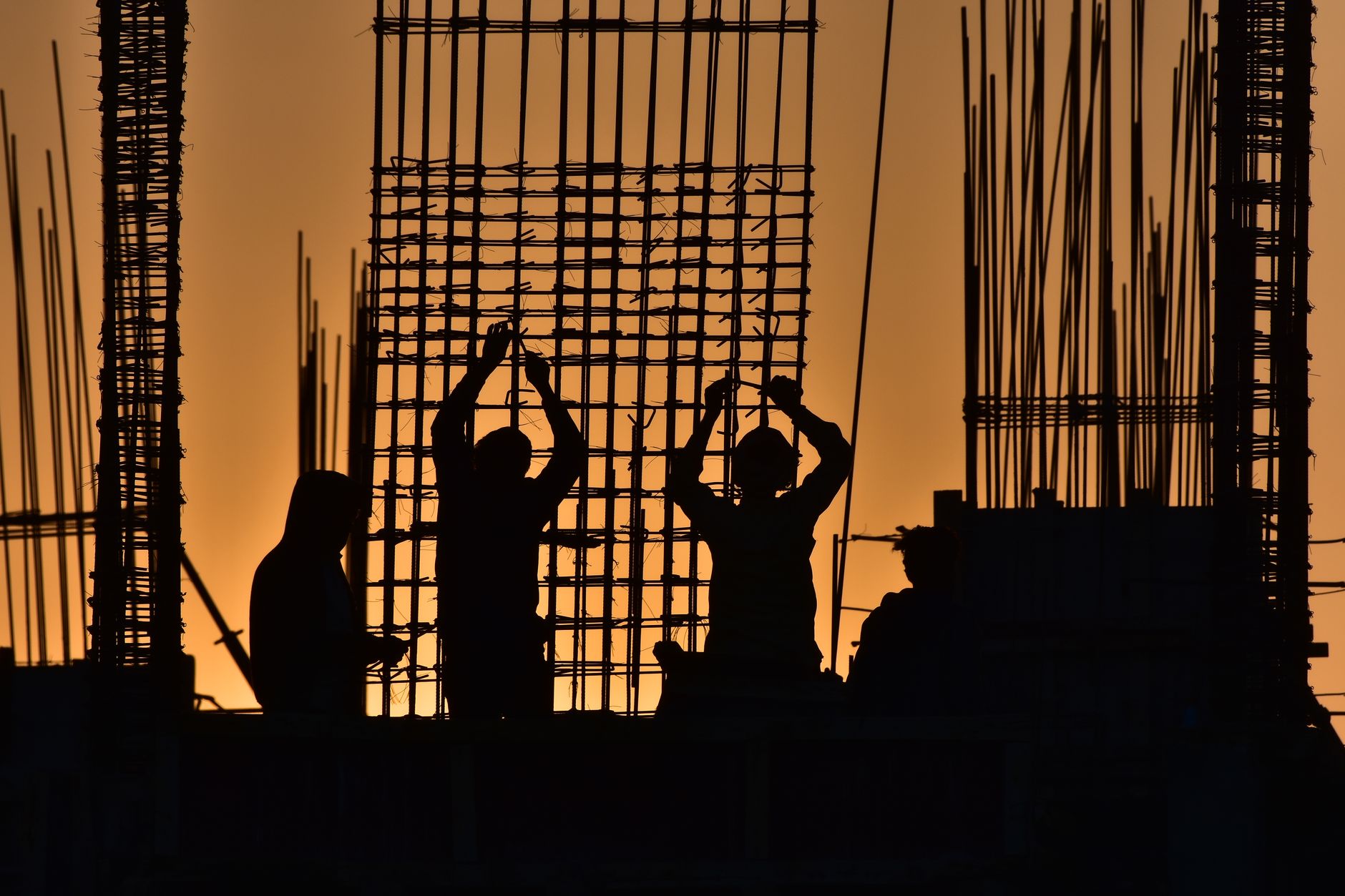 Previziuni economice: Scădere a numărului de angajați în industria prelucrătoare și construcții