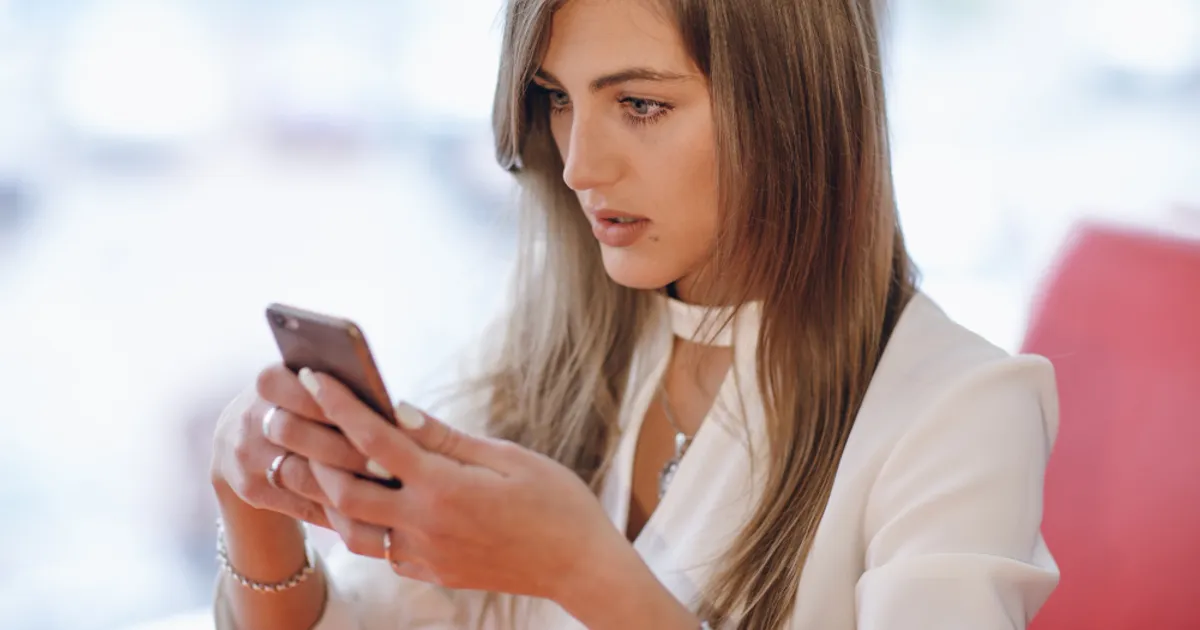 Atenție la simbolul roșu de pe ecranul telefonului: ce înseamnă și ce date pot fi înregistrate