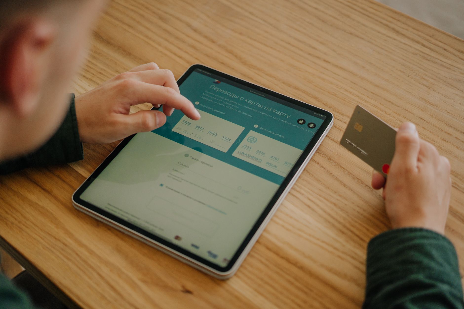 Refinanțarea creditelor de nevoi personale poate fi realizată integral online prin aplicații bancare
