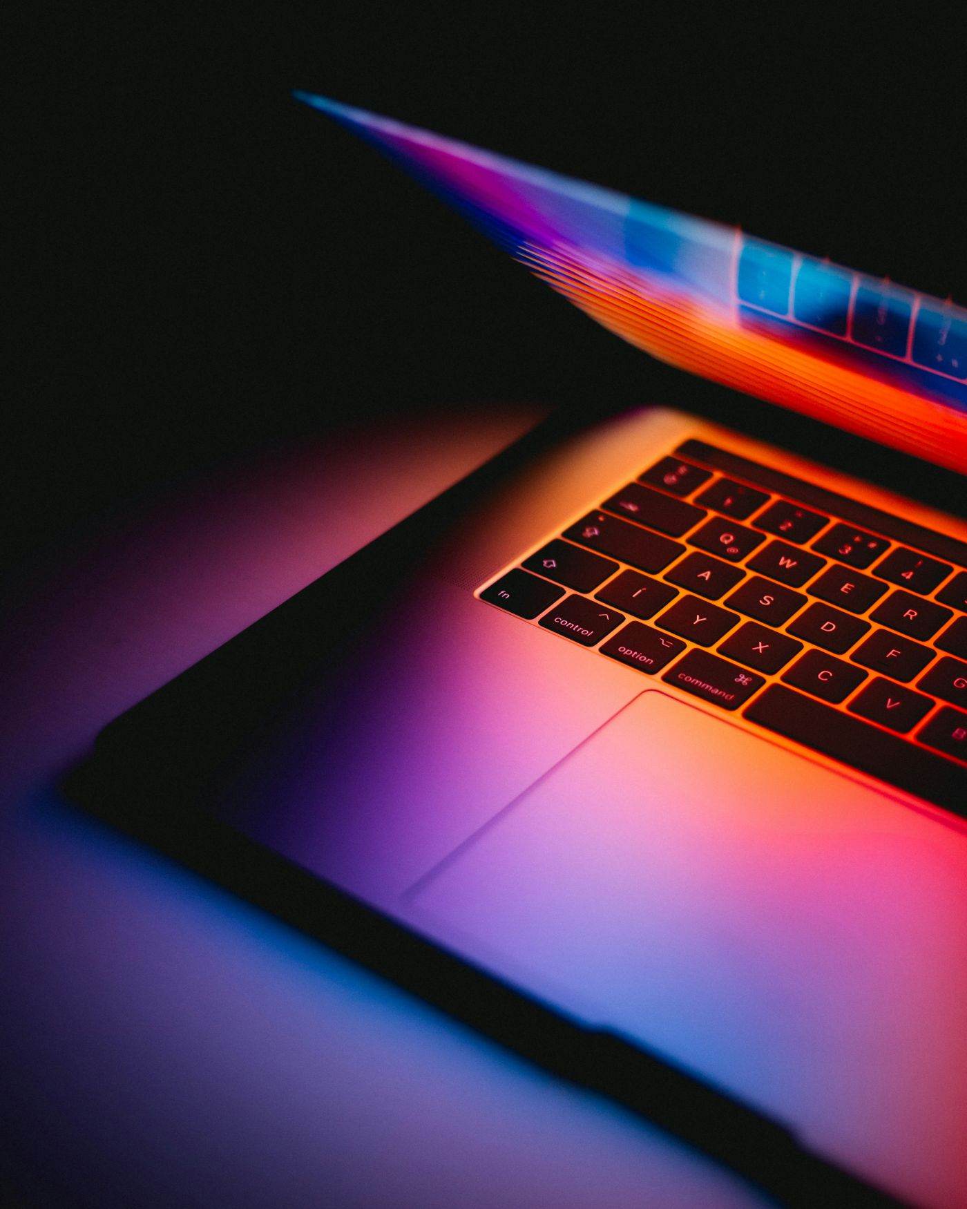 Apple introduce tehnologia tactilă pe laptopurile MacBook Pro cu ecran ProLED XDR