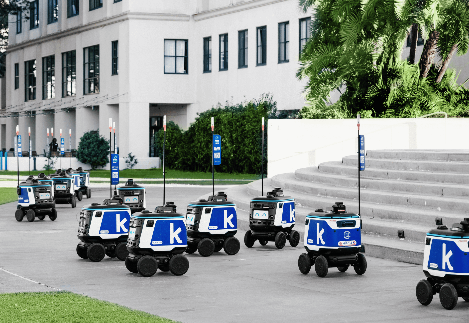 Accident rutier neobișnuit în Tallinn: un robot de livrări autonom a intrat în coliziune cu un autobuz