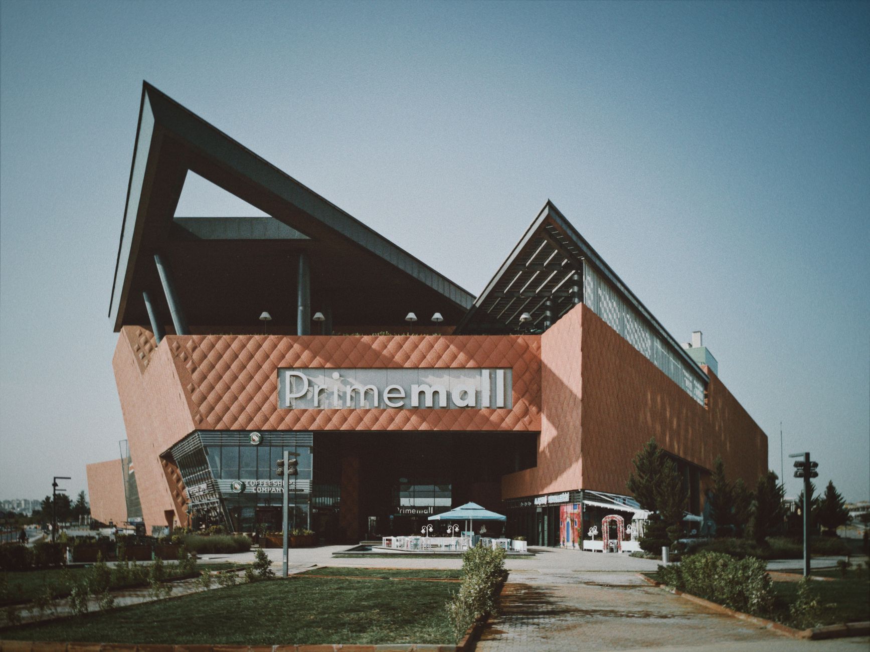 Proprietarul Veranda Mall confirmă extinderea centrului comercial în contextul economic tulbure