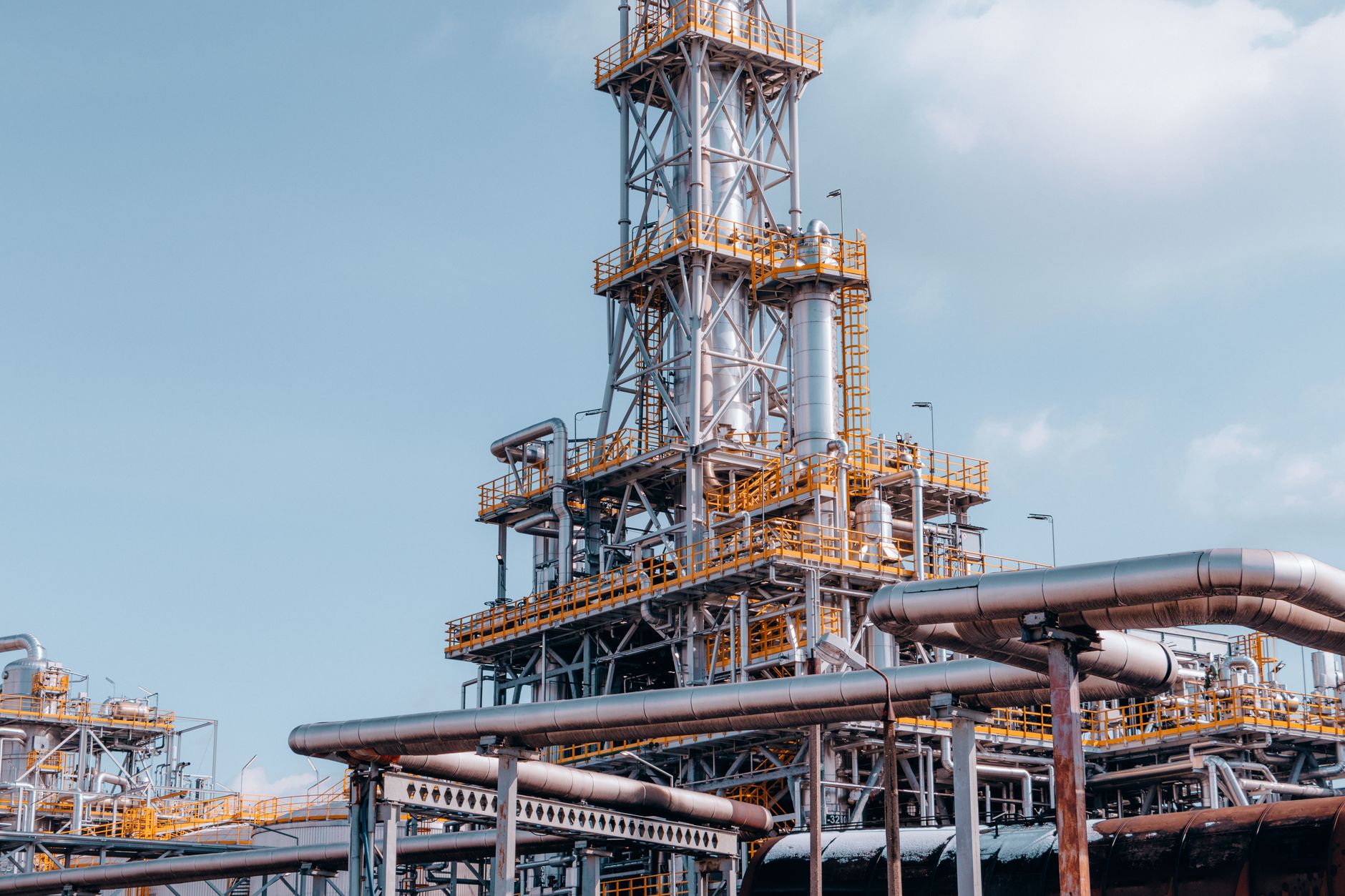 Shell și TotalEnergies înregistrează profituri masive, susținute de marjele de rafinare și volatilitatea pieței