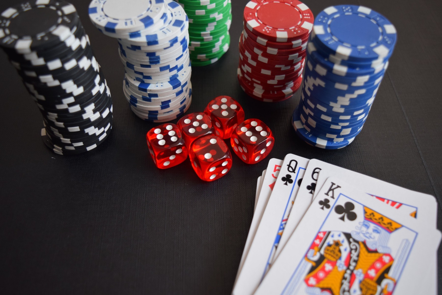 Frauda de milioane de dolari prin poker online: hackerul care a folosit software de spionaj