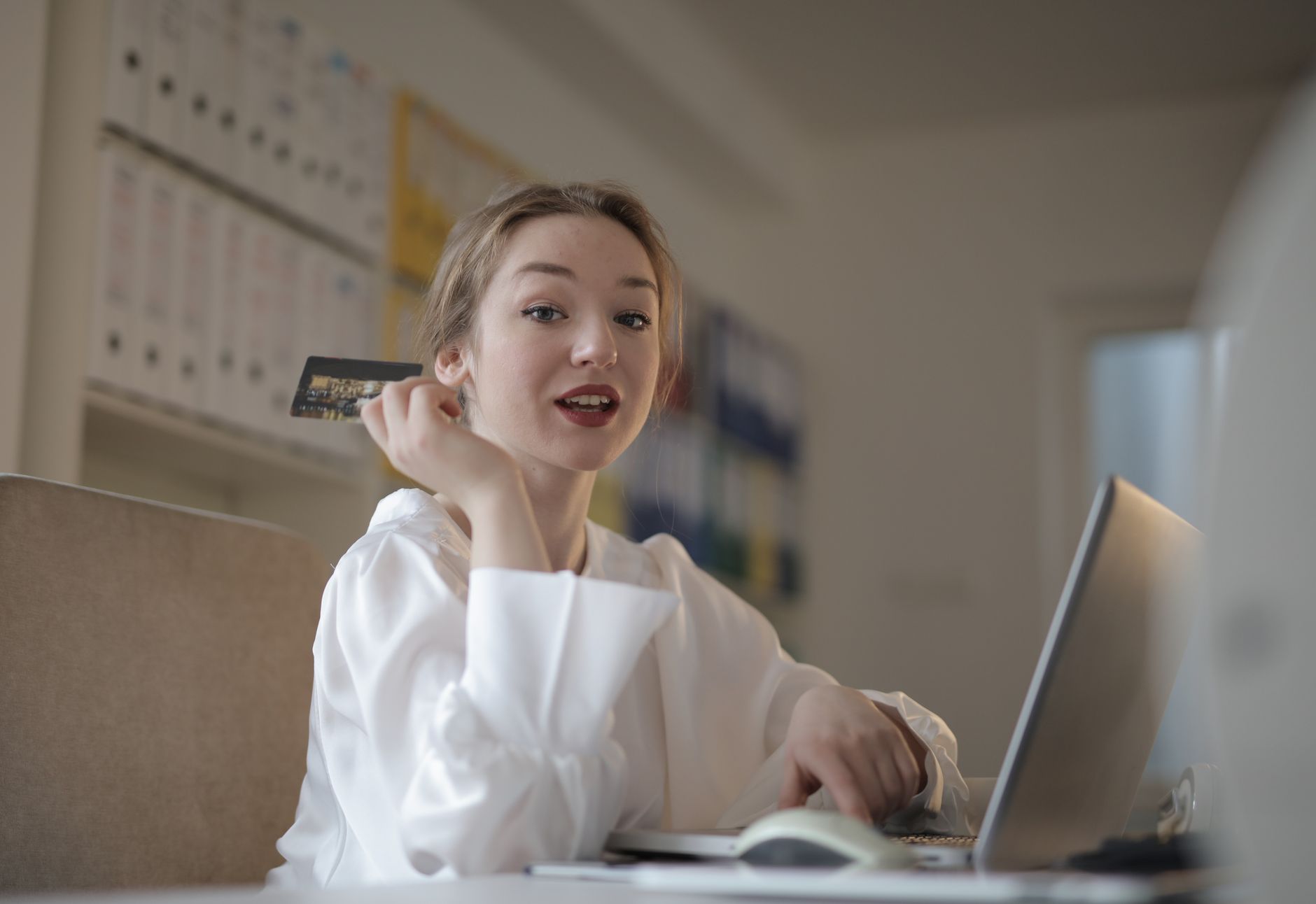 Libra Internet Bank introduce reduceri la dobânzi și abonamente prin campania Black in business