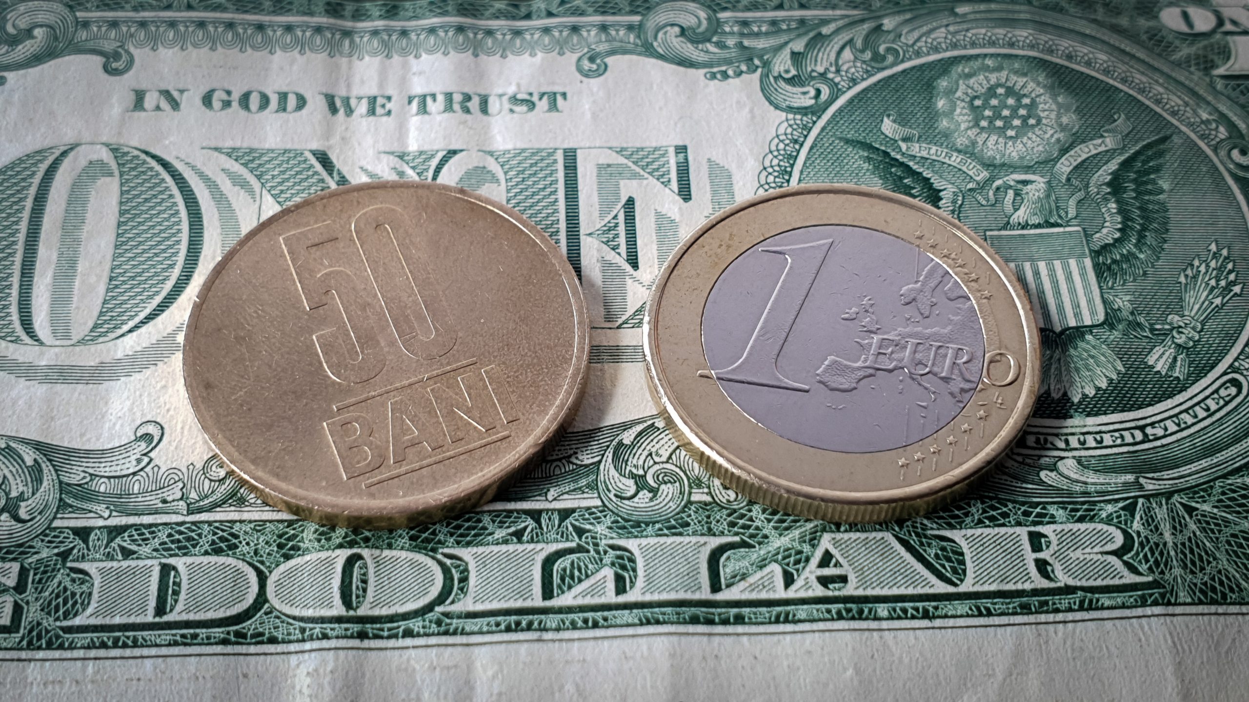 Curs valutar BNR: Leul s-a apreciat față de euro și dolar, în timp ce prețul aurului a crescut