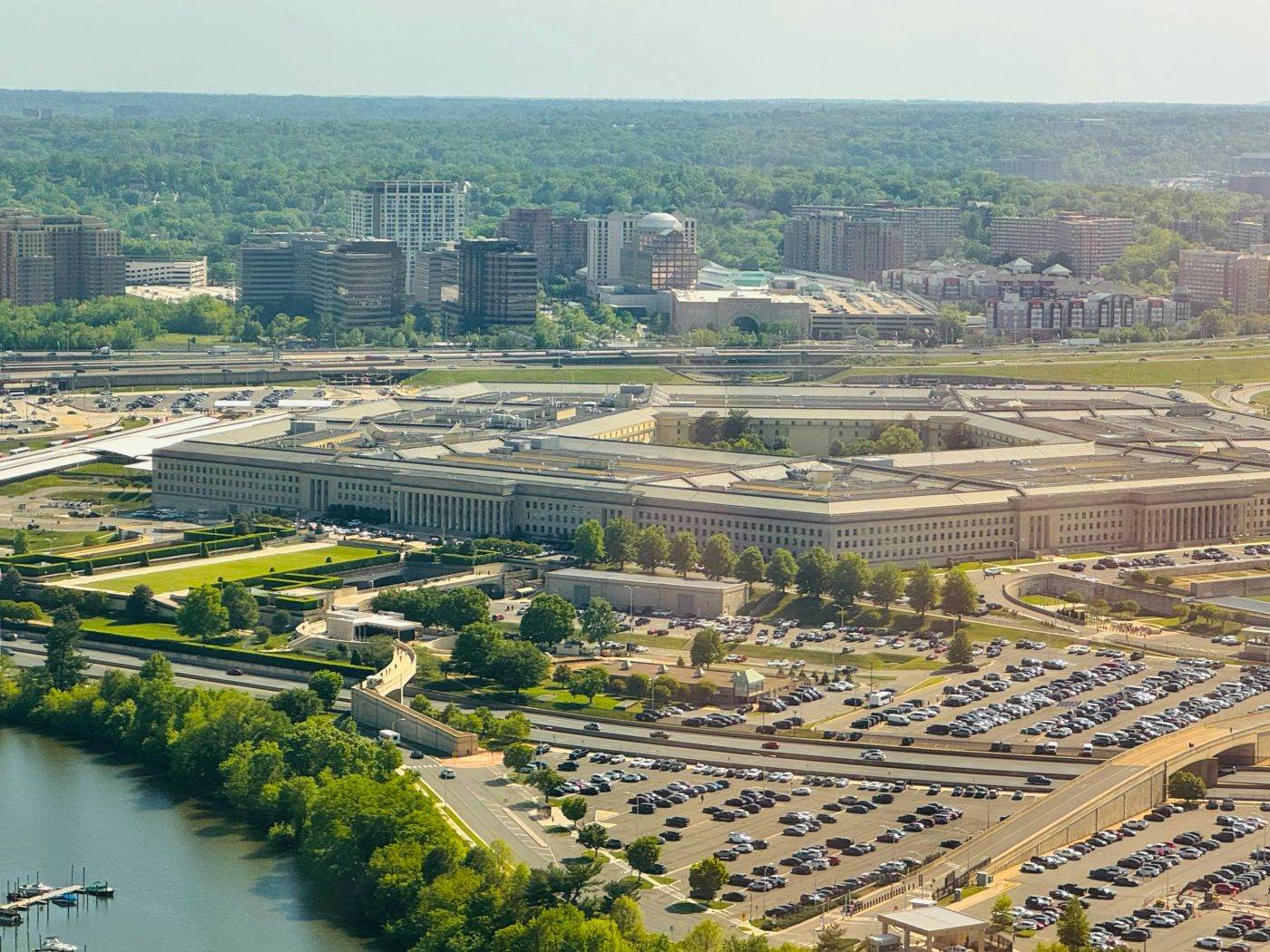 Pentagonul acordă Raytheon un contract de 20,7 miliarde de dolari pentru producția de rachete AMRAAM