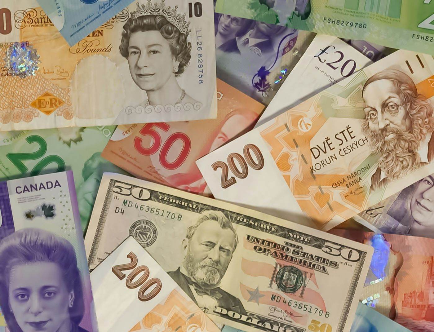 Dolarul canadian scade la cel mai slab nivel din ultimele două luni și jumătate