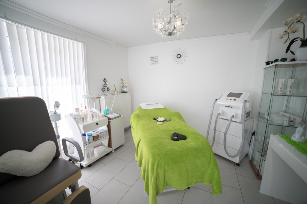 ANAF a descoperit nereguli fiscale la un salon de estetică din București care promova servicii de mii de euro