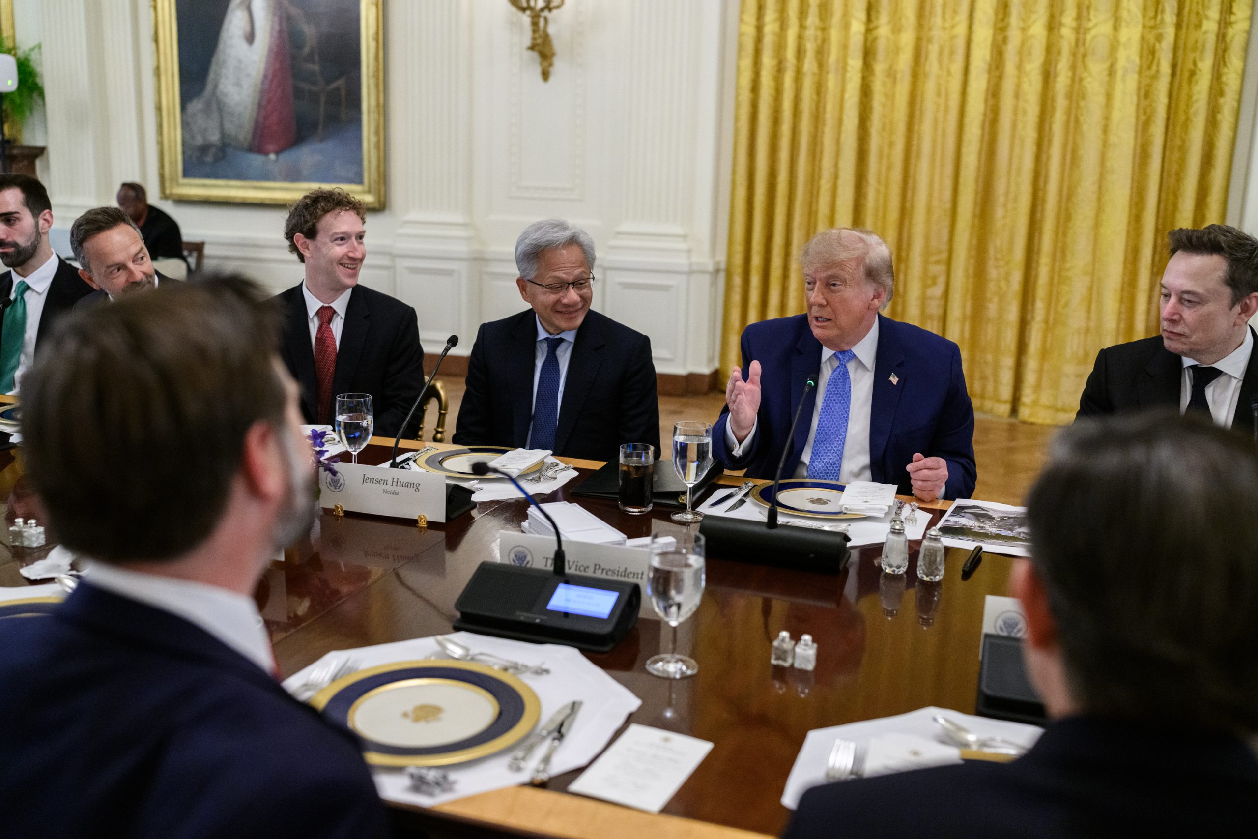 Donald Trump ordonă utilizarea termenului „superinteligență” în loc de inteligență artificială