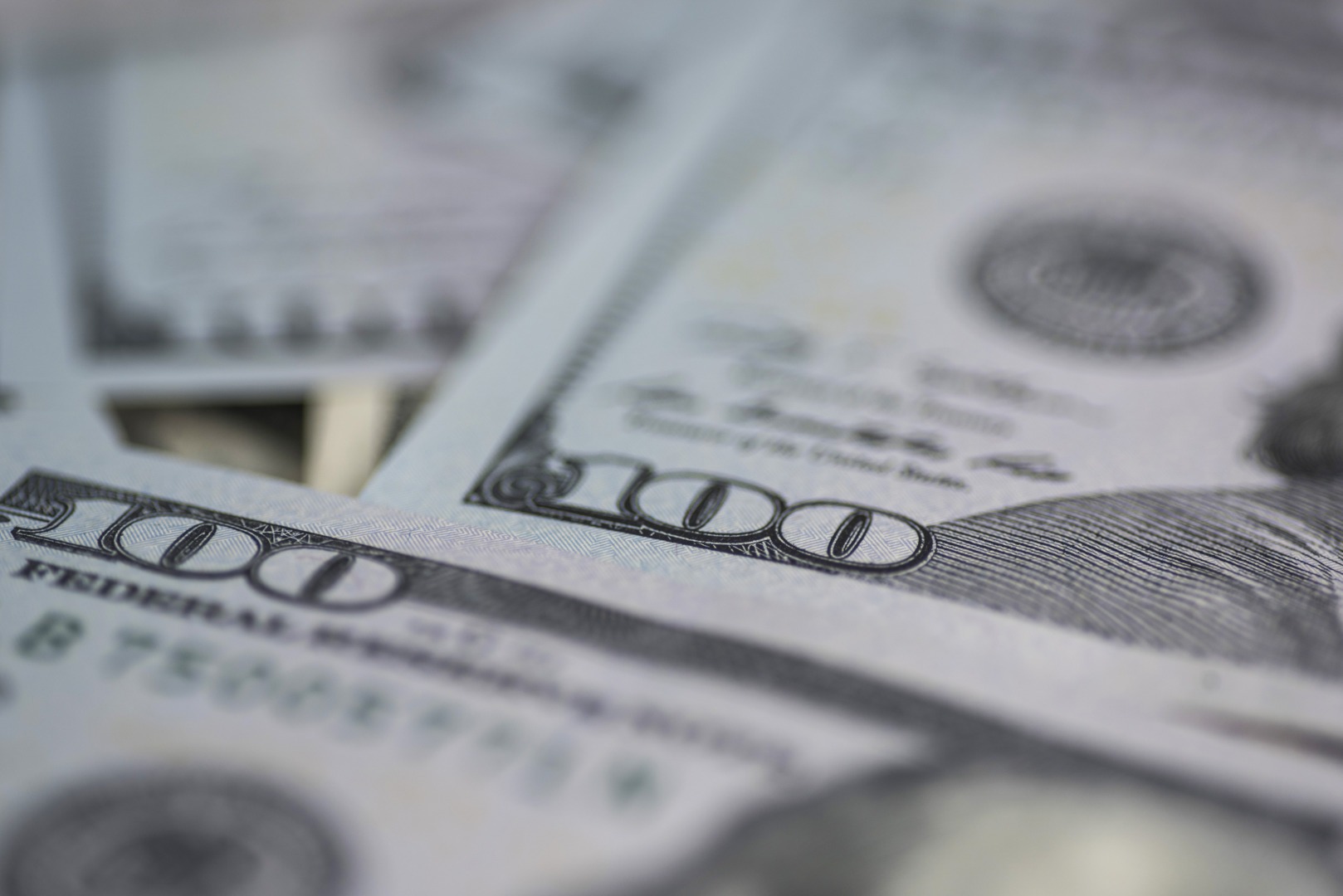 Dolarul american în avans puternic, în timp ce euro scade la minimul din mai 2025