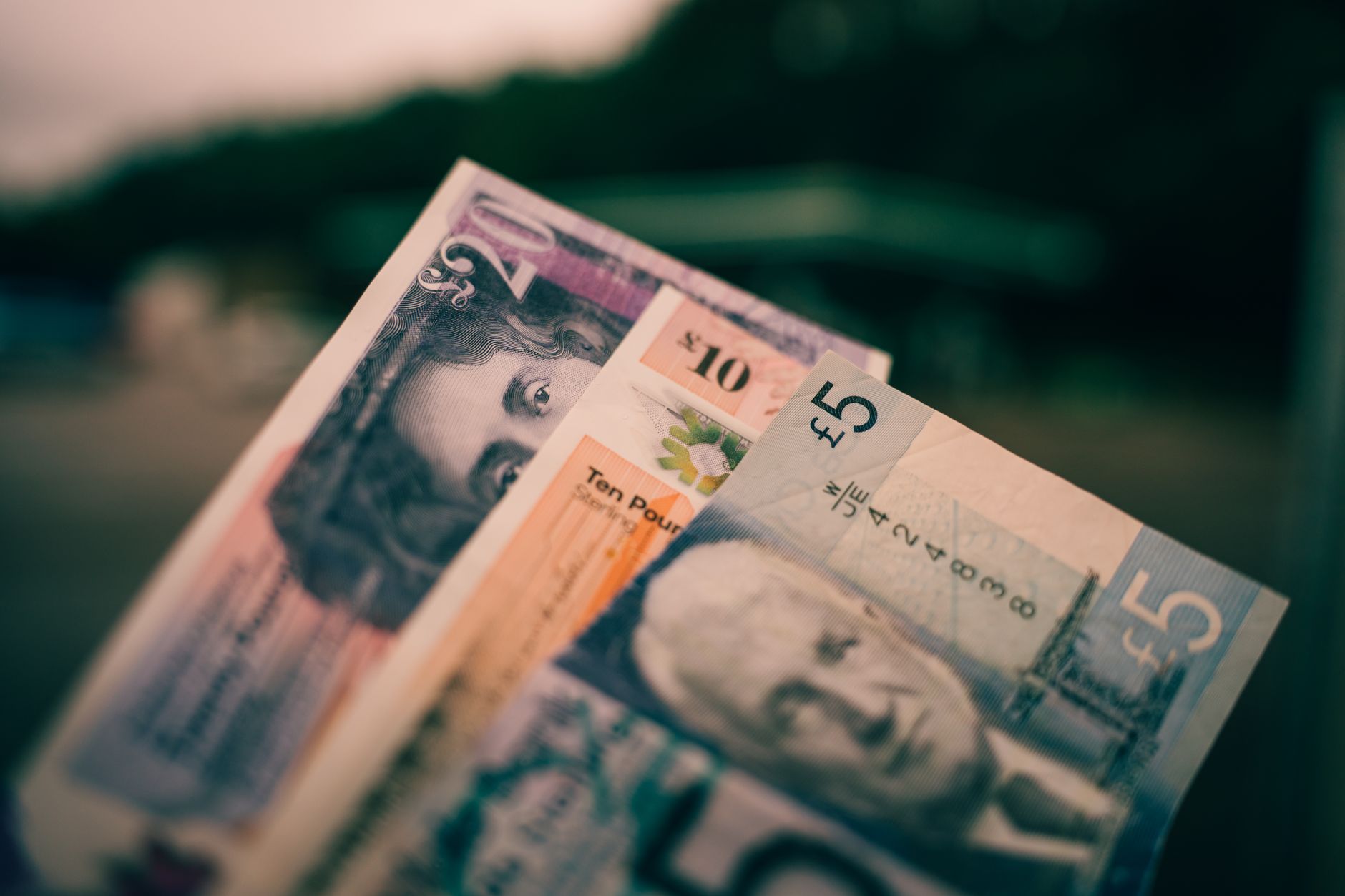 Cursul valutar: Euro a scăzut, în timp ce dolarul american s-a apreciat față de leu