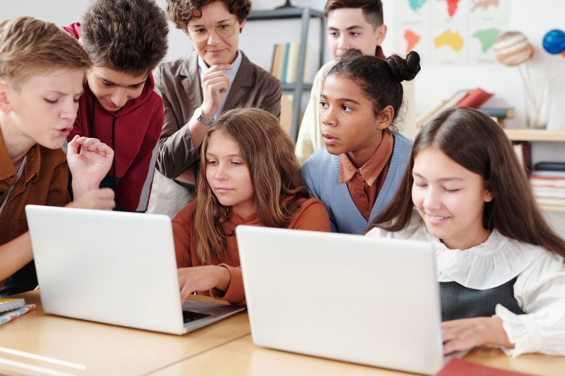 Utilizarea inteligenței artificiale în rândul adolescenților din România: 9 din 10 folosesc tehnologia