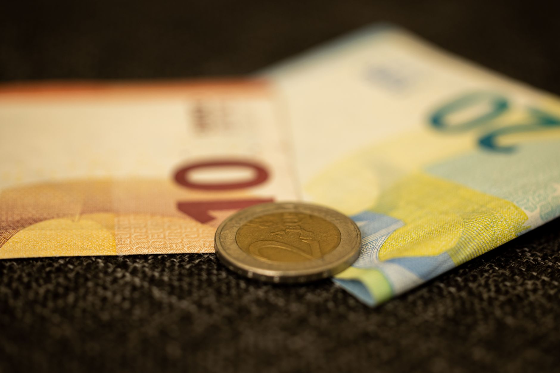 Cursul euro a înregistrat o creștere bruscă pe piața interbancară, atingând 5,33 lei