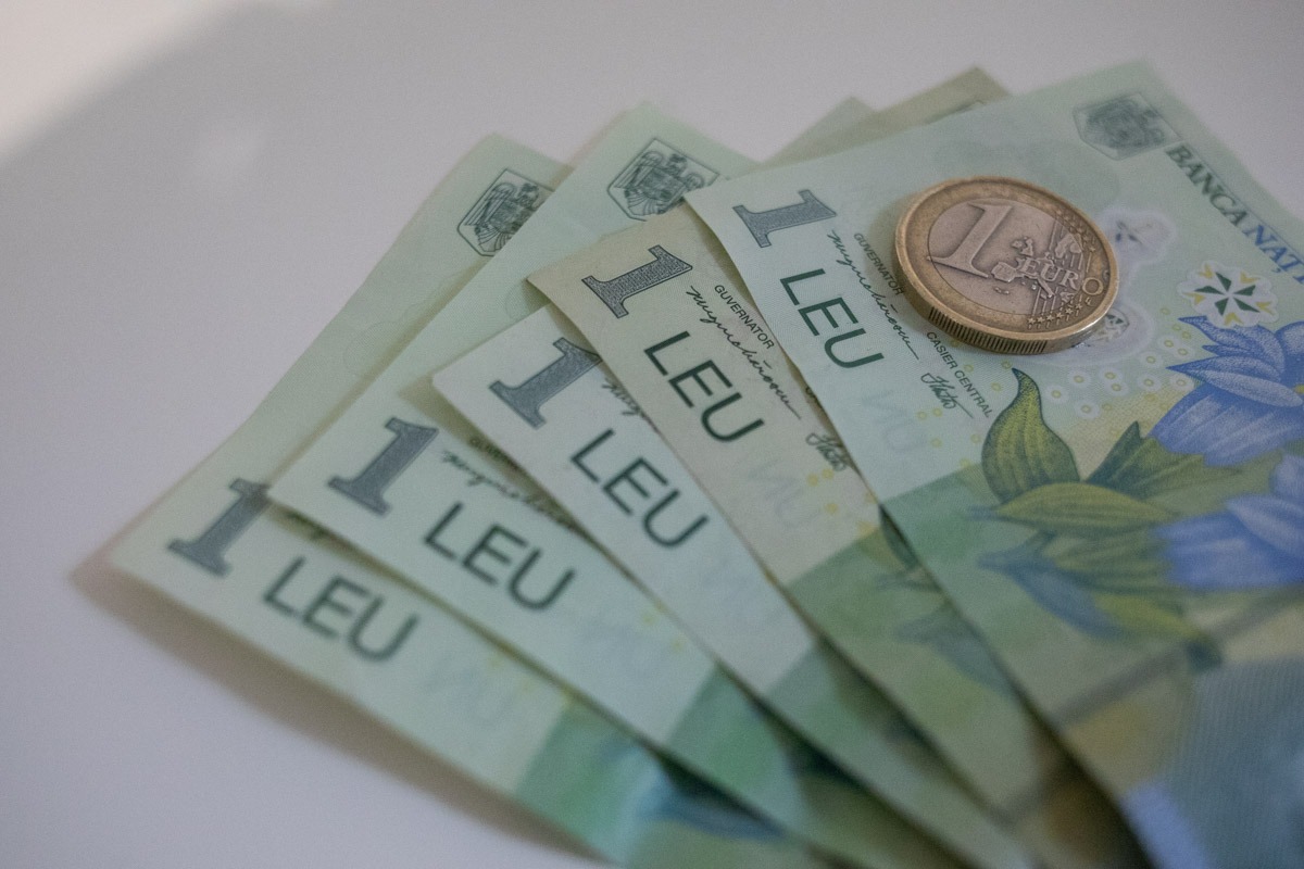 Leul românesc a atins un minim istoric în fața euro pe piața interbancară