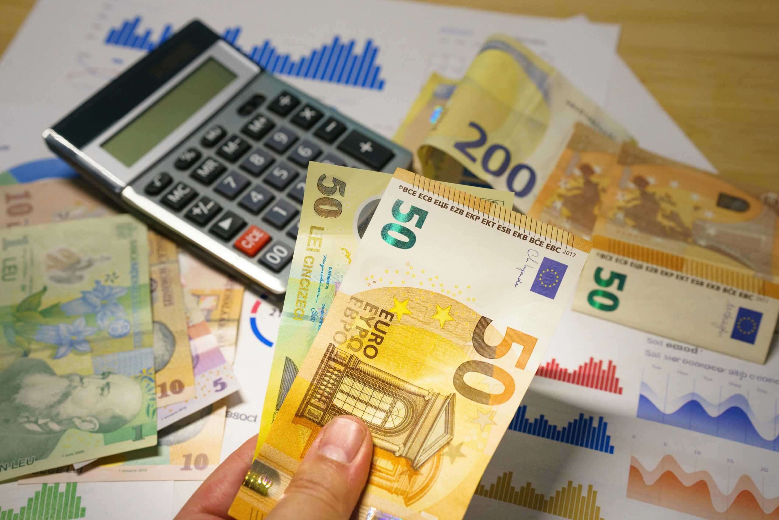 Depreciere puternică a leului pe piața interbancară. Euro a atins un nou maxim istoric