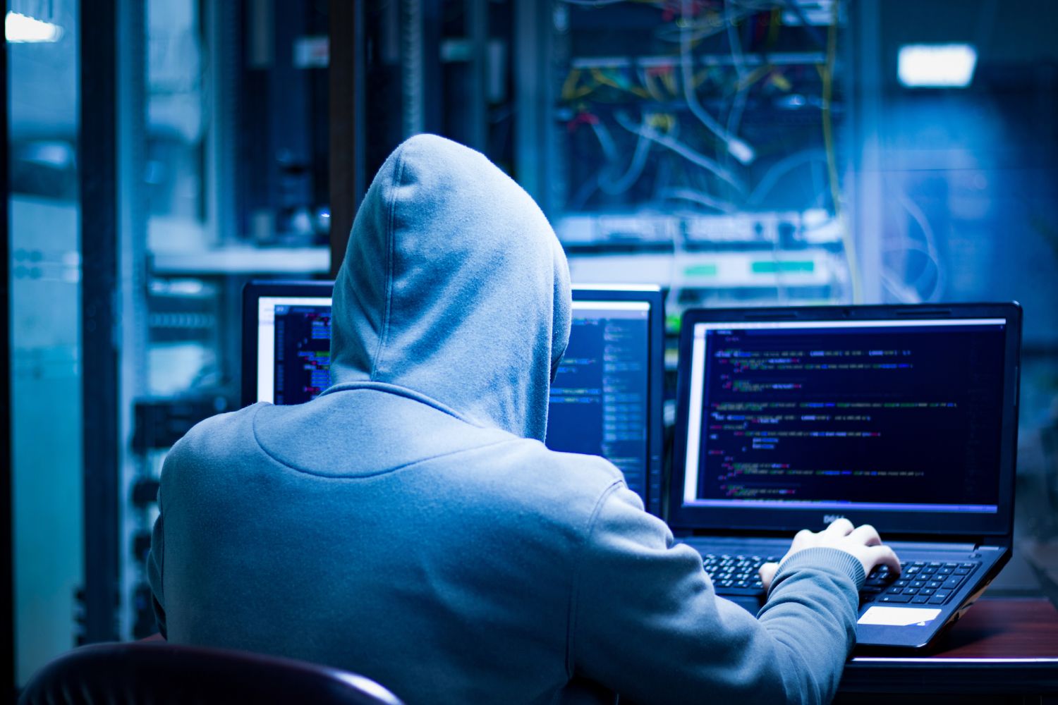 Operațiunea Killswitch: Un adolescent român și un tânăr de 24 de ani reținuți pentru atacuri cibernetice globale