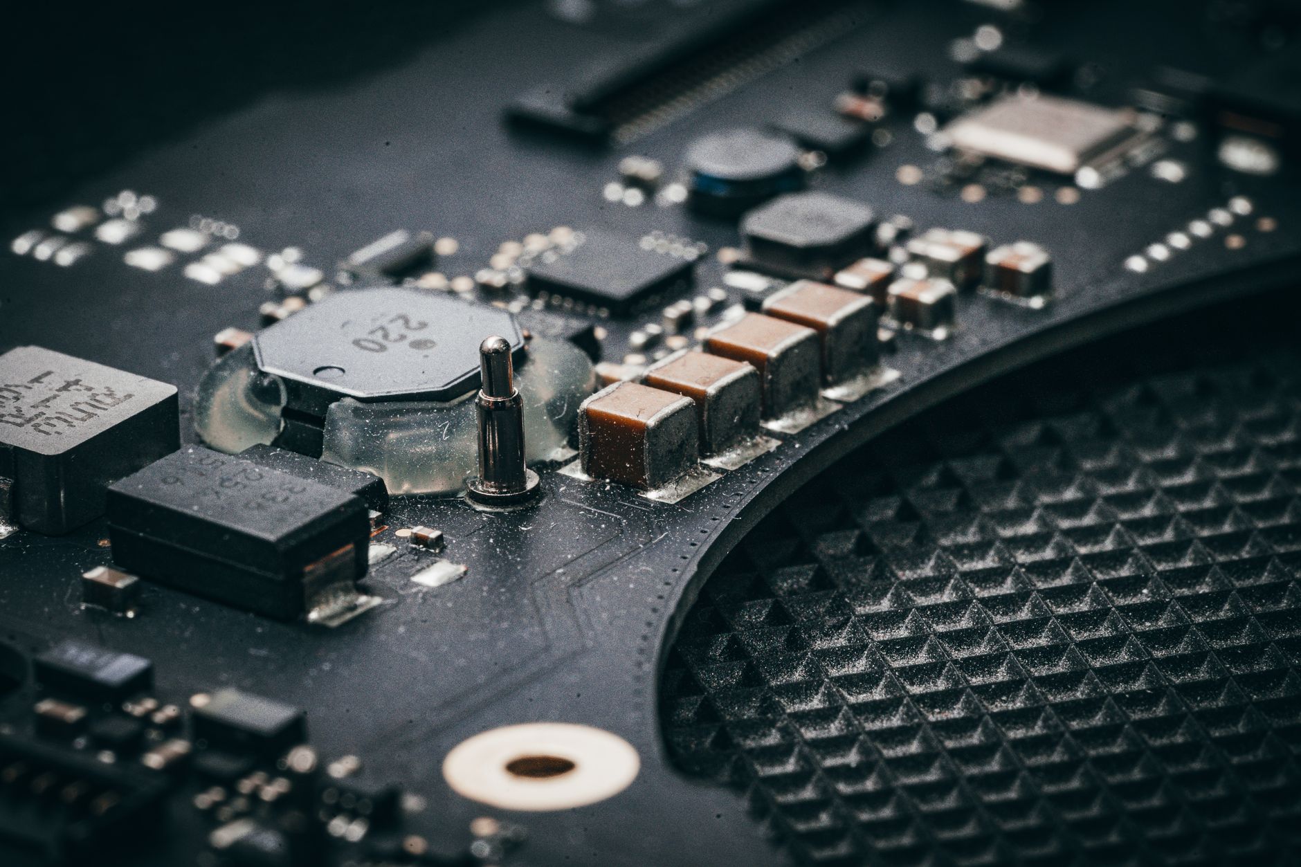 Micron Technology raportează venituri record, impulsionate de cererea pentru inteligență artificială