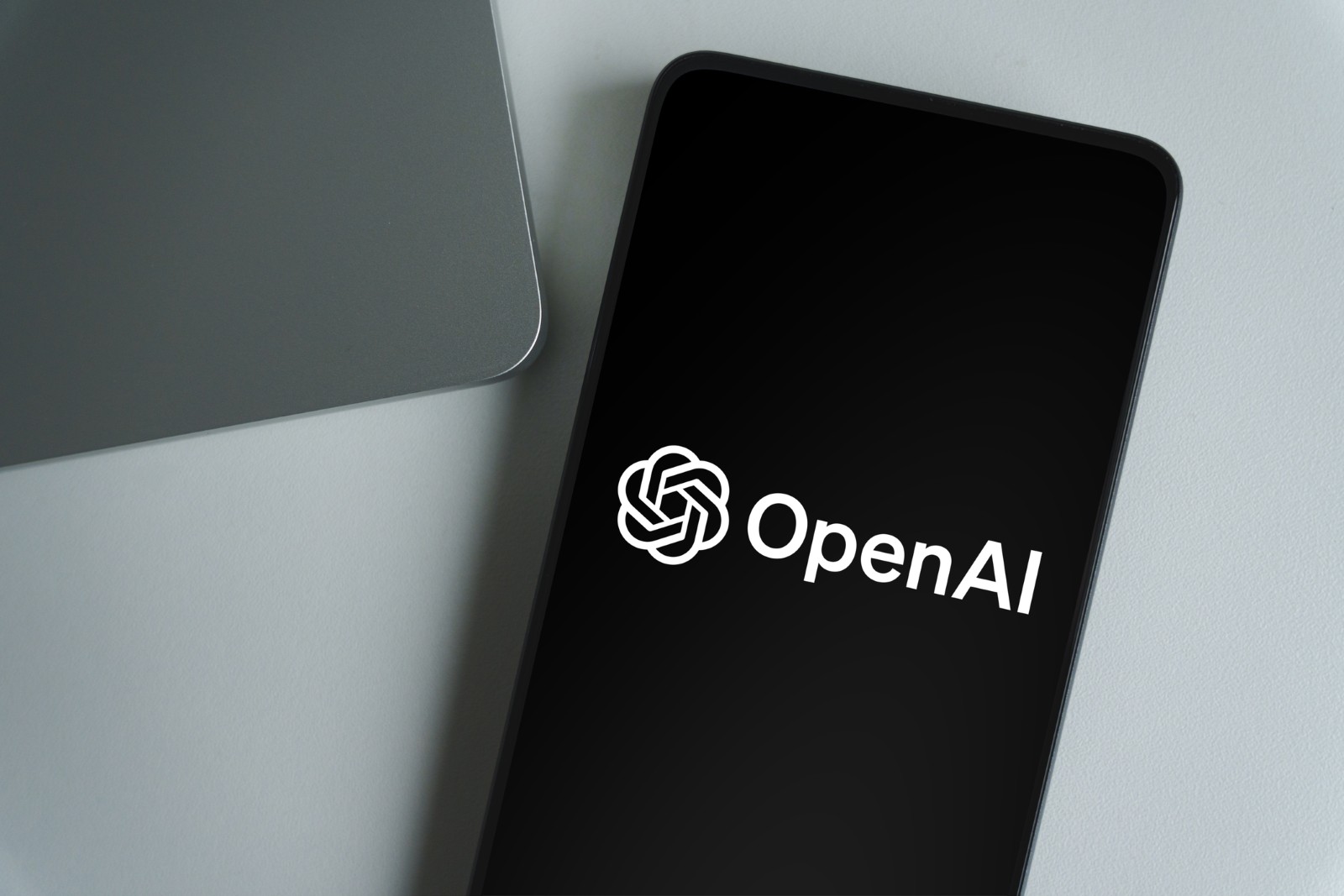 OpenAI a concediat trei cercetători acuzați că au divulgat informații sensibile